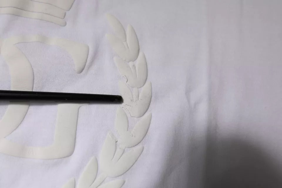 T-shirt blanc en coton Dolce & Gabbana avec logo embossé, col rond et design élégant, vue de face.
