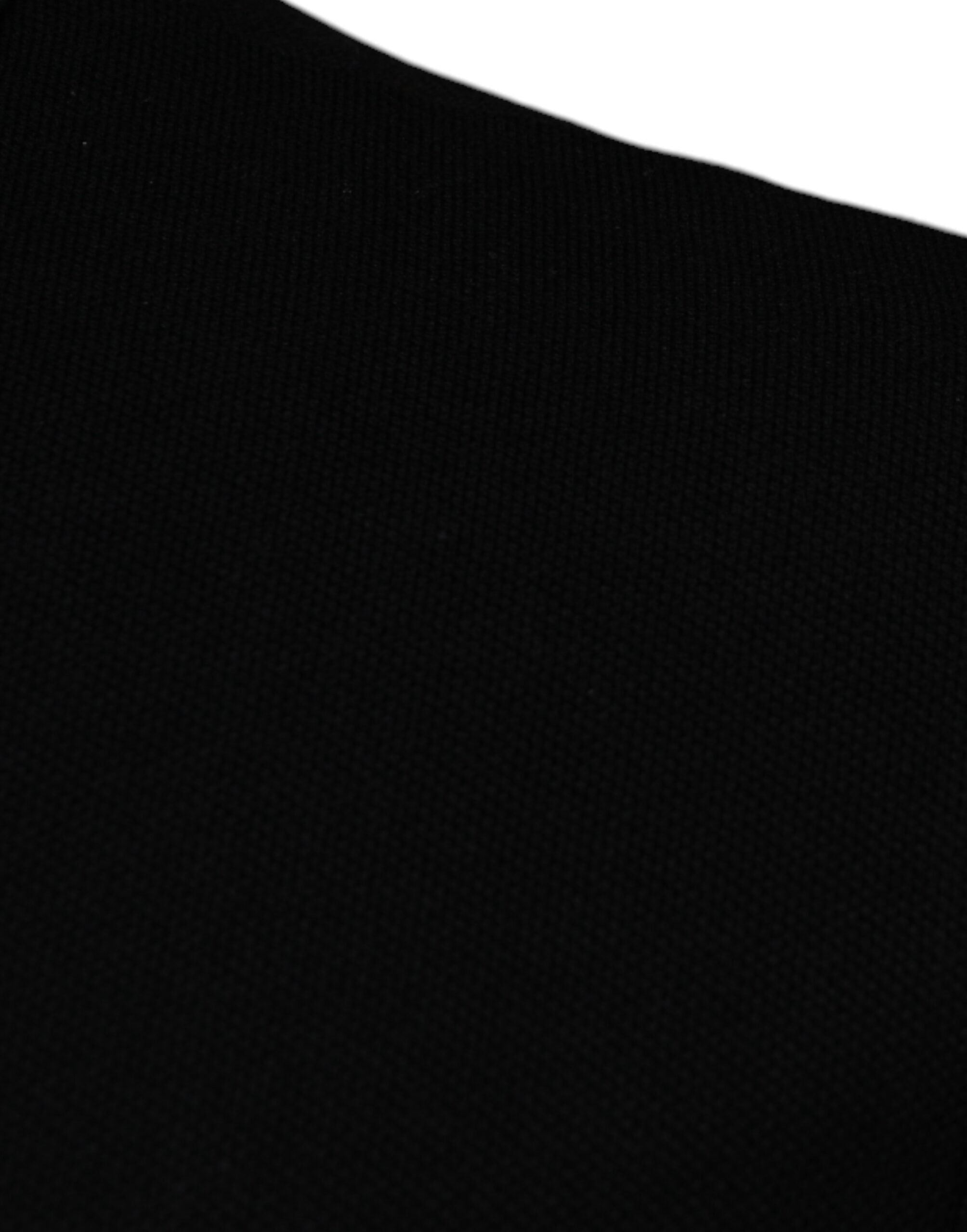 T-shirt polo noir en viscose avec col, manches courtes et logo Versace visible sur le devant.