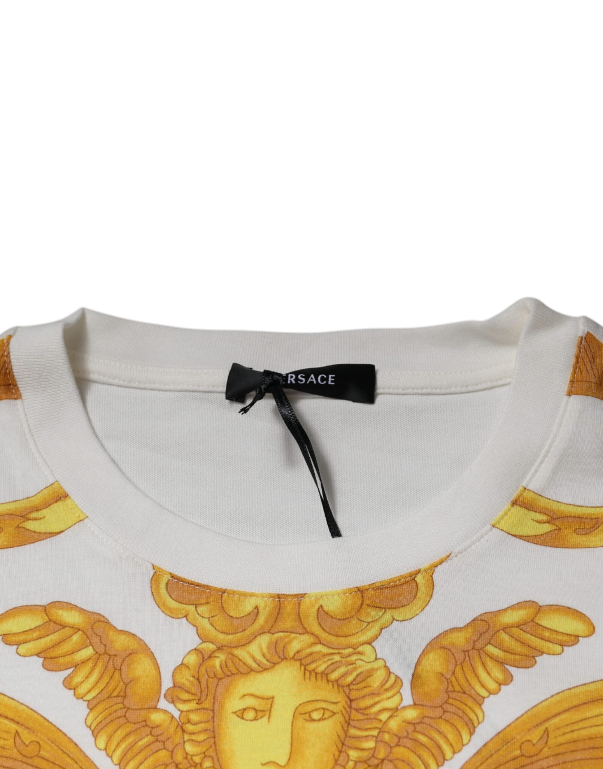 T-shirt blanc en coton Versace avec motif Medusa, col rond, style décontracté et logo emblématique visible sur le devant.