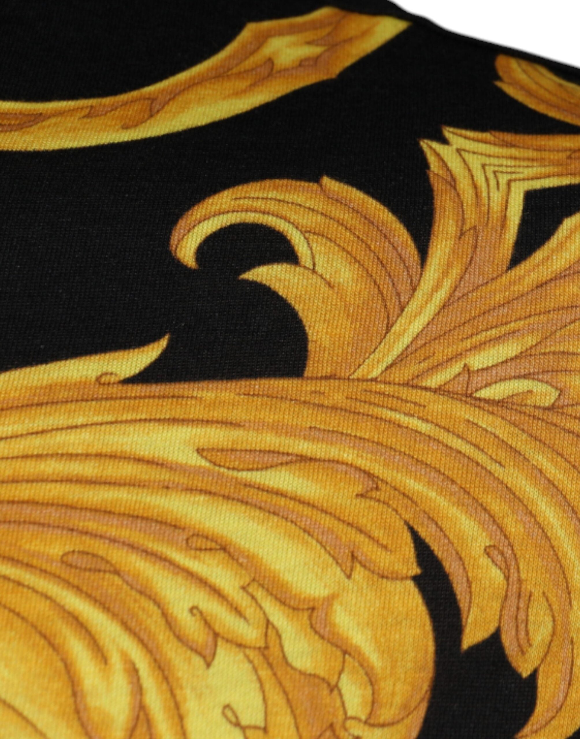T-shirt en coton noir Versace avec motif Medusa imprimé, col rond, style décontracté et logo distinctif.