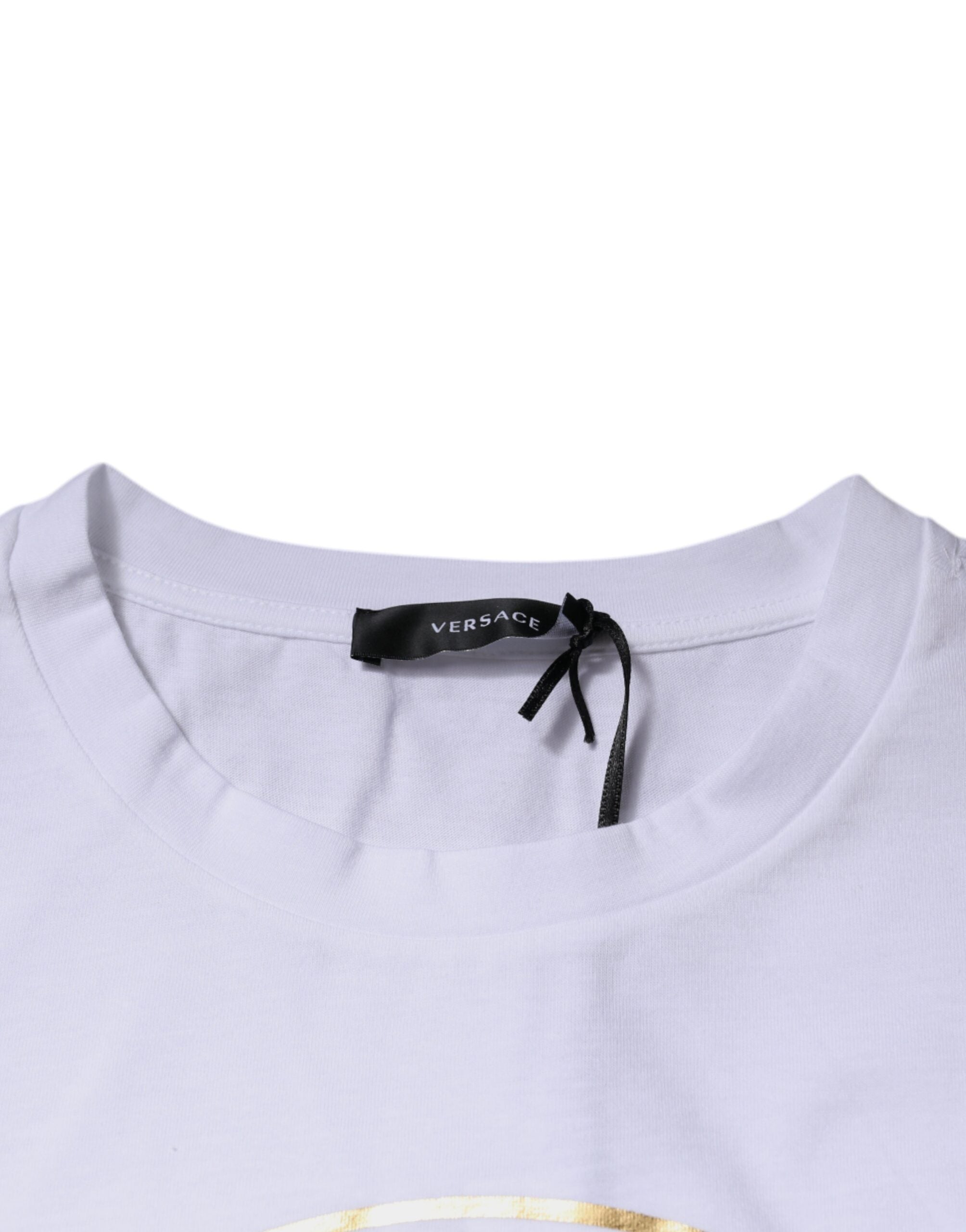 T-shirt blanc en coton Versace avec motif Medusa, col rond et logo de la marque visible.