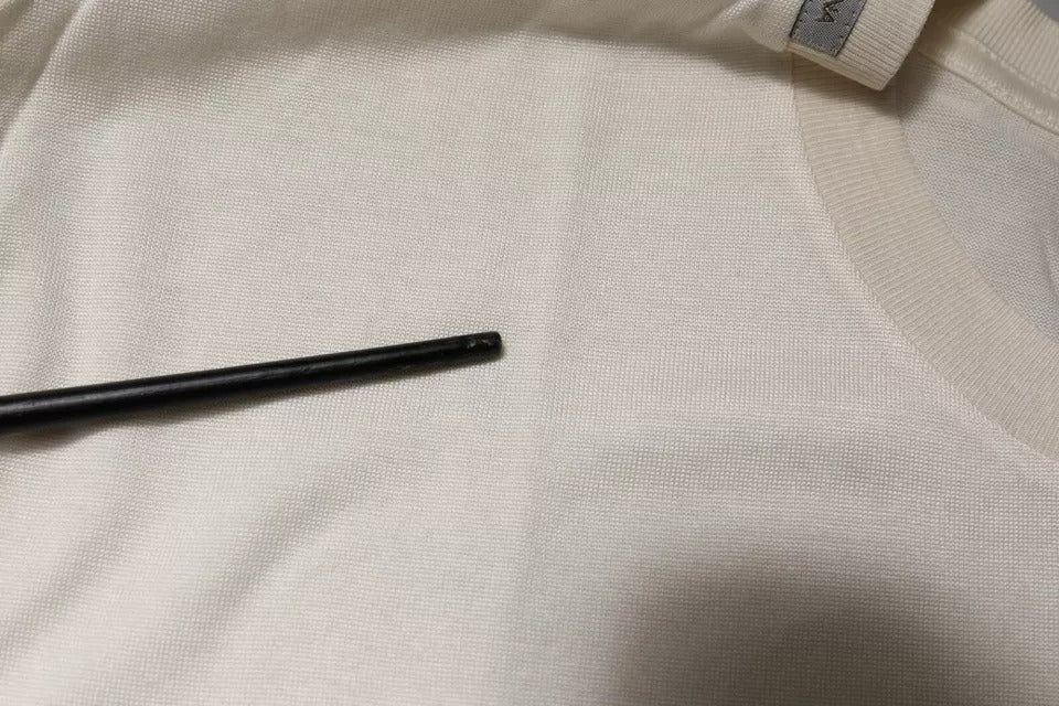 T-shirt en soie blanche à col rond et manches courtes de Dolce & Gabbana, style élégant et confortable.