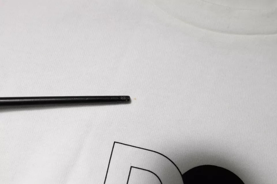 T-shirt blanc Dolce & Gabbana avec logo DG, col ras du cou et manches courtes, en coton élégant.