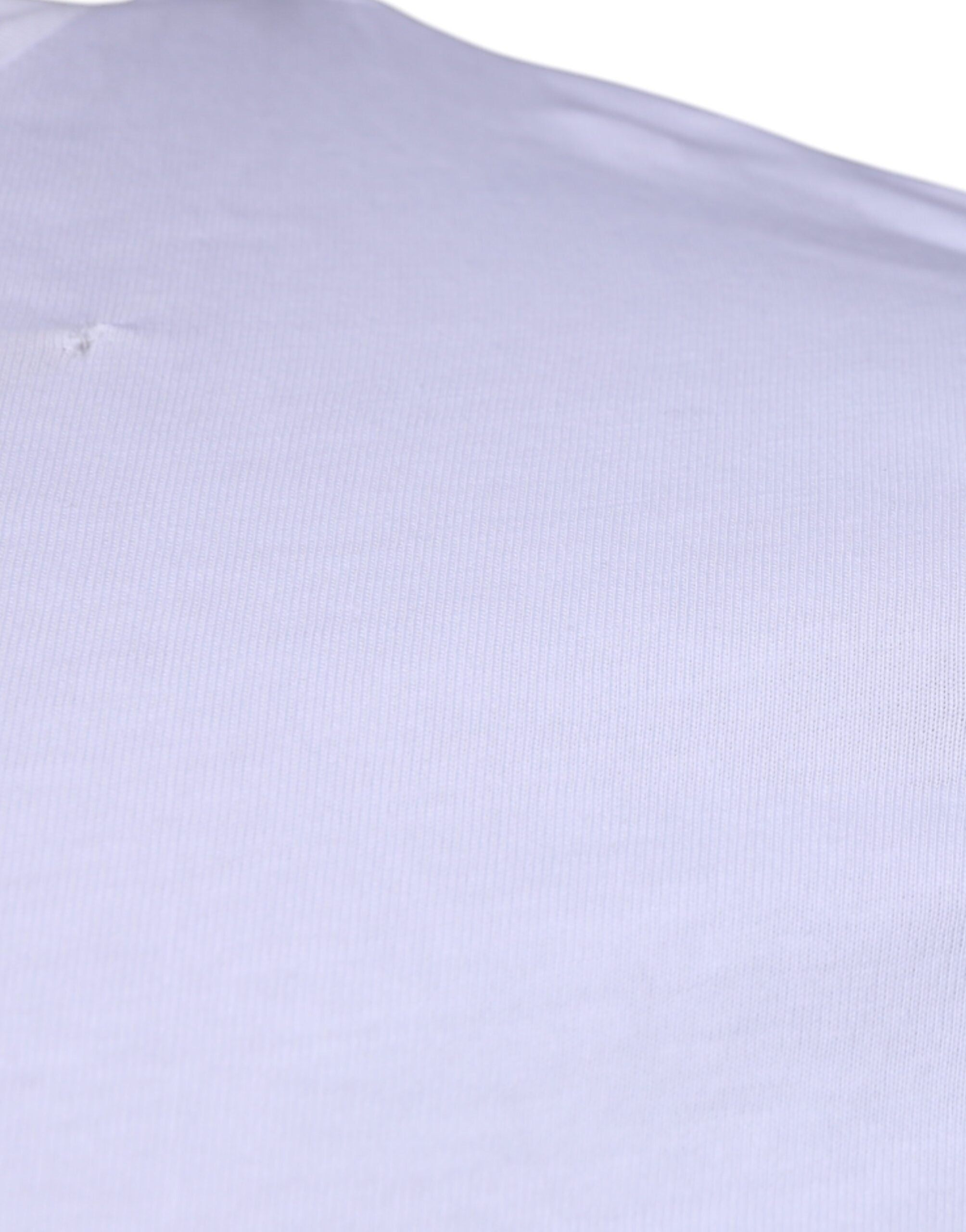 T-shirt blanc en coton Dolce & Gabbana avec logo DG, col rond et design épuré, porté sur un mannequin.