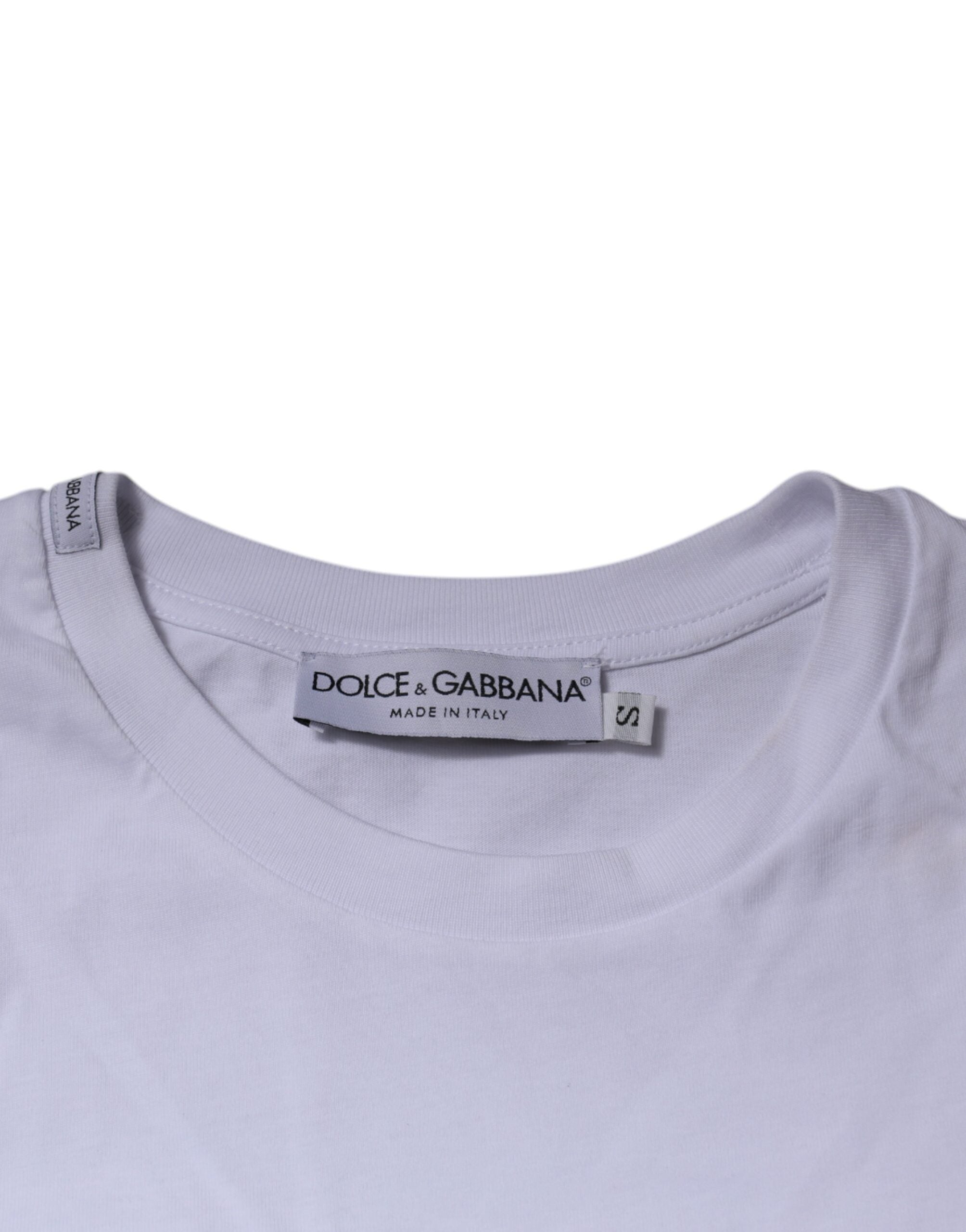 T-shirt blanc en coton Dolce & Gabbana avec logo DG, col rond, affiché sur un mannequin.