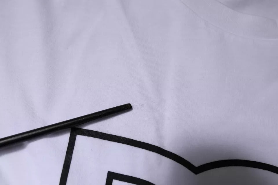 T-shirt blanc Dolce & Gabbana en coton avec logo DG sur le devant, col rond, vue de face.