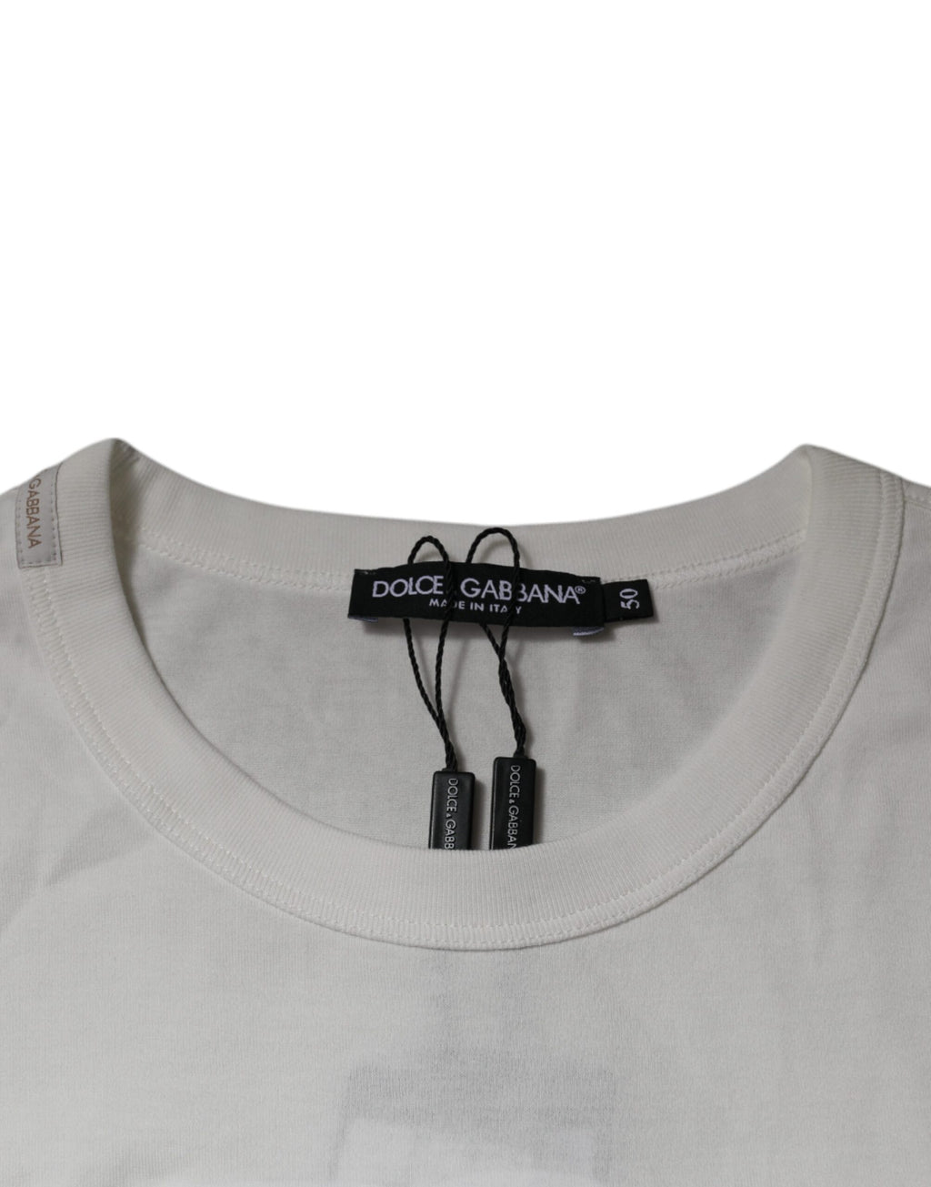 T-shirt en coton blanc Dolce & Gabbana avec logo DG, col rond, vue de face, détail du design simple et élégant.