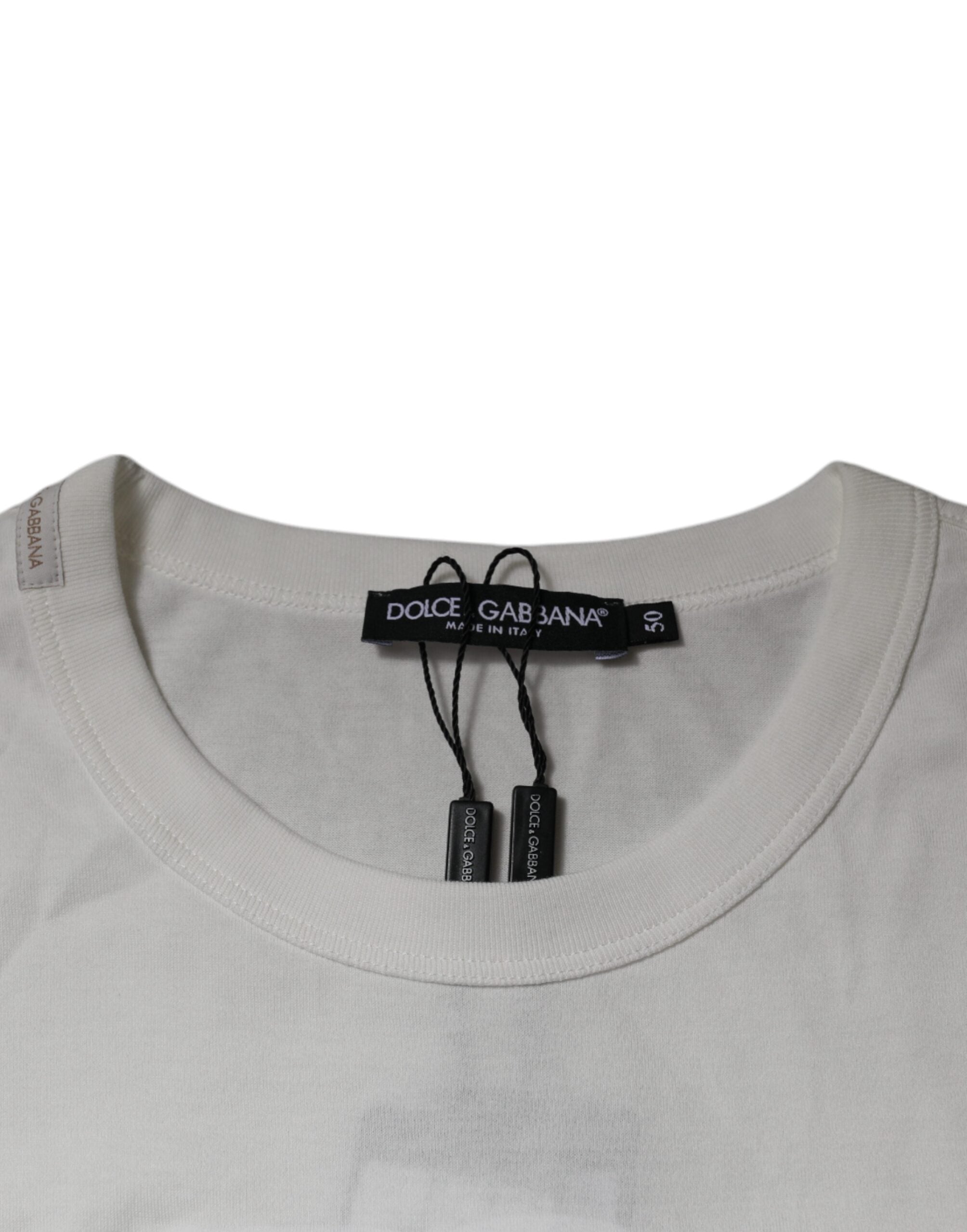 T-shirt en coton blanc Dolce & Gabbana avec logo DG, col rond, vue de face, détail du design simple et élégant.