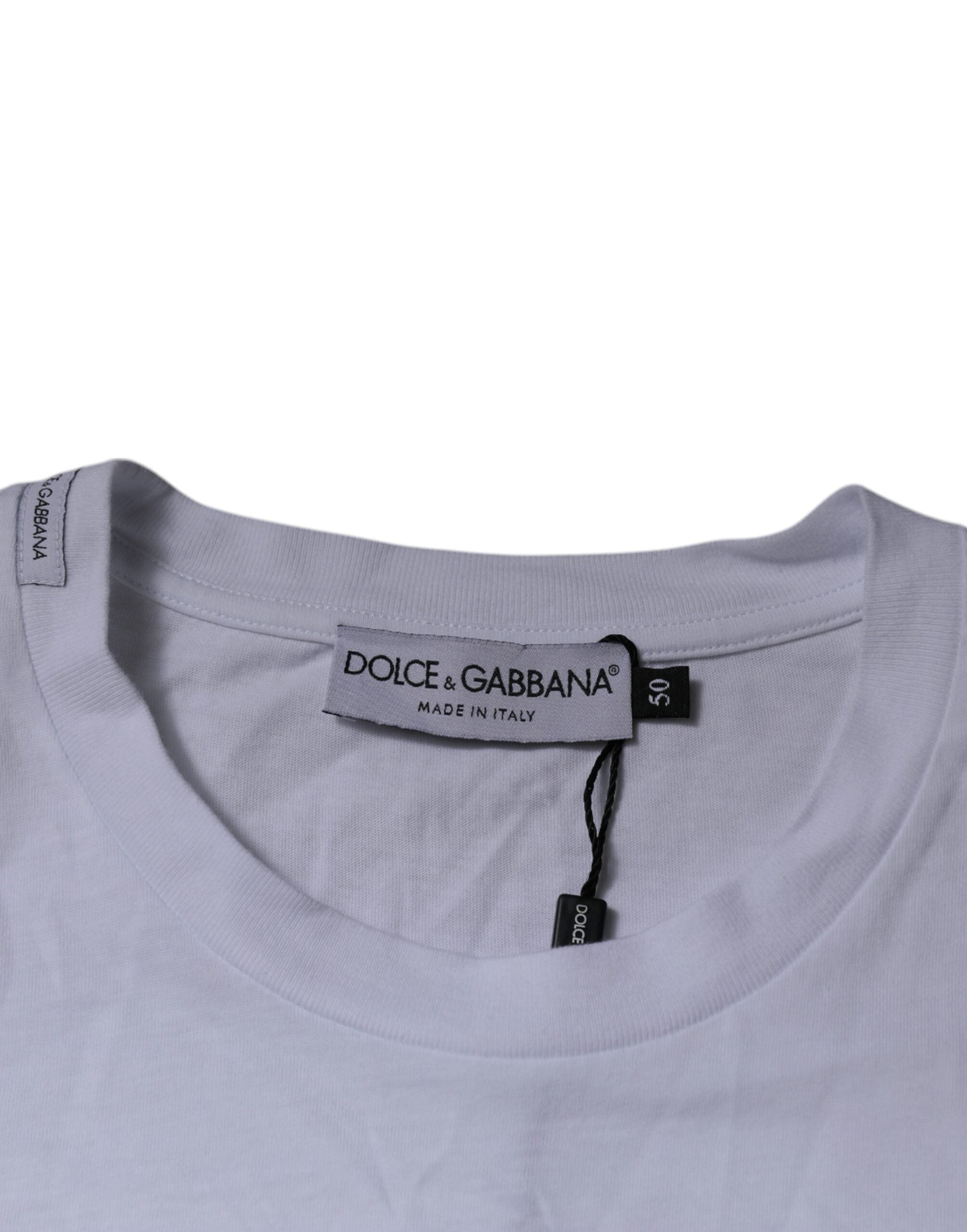 T-shirt blanc en coton Dolce & Gabbana avec logo DG, col rond, vue de face, modèle décontracté et élégant.