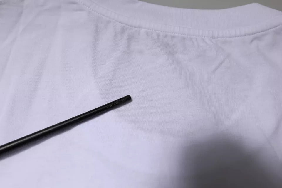 T-shirt blanc en coton Dolce & Gabbana avec logo DG, col rond, vue frontale sur un mannequin.
