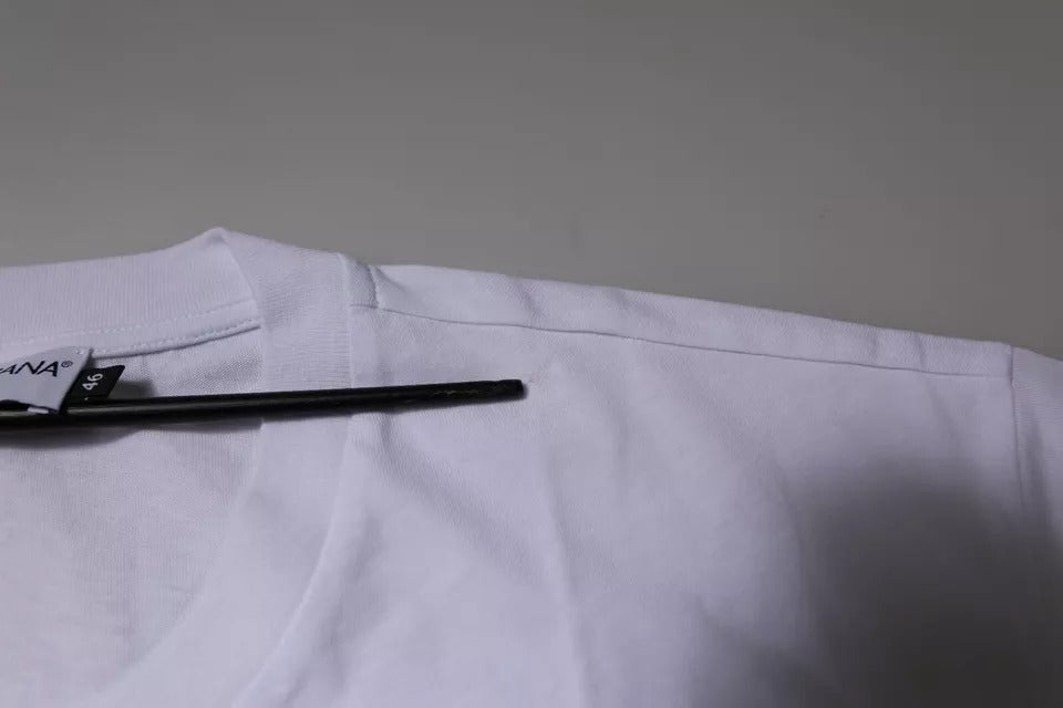 T-shirt blanc Dolce & Gabbana en coton avec logo DG, col rond, mannequin portant la pièce sur fond neutre.