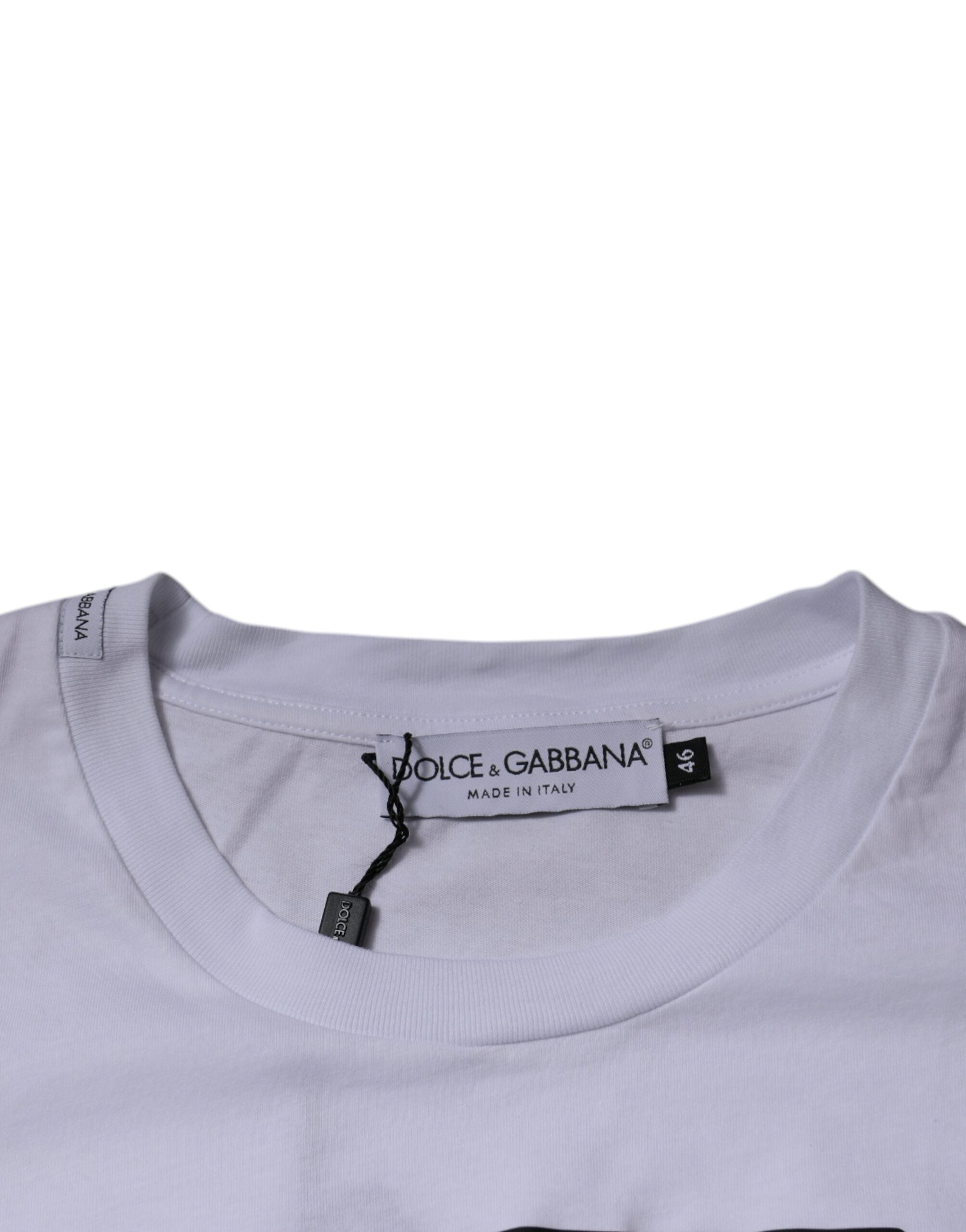 T-shirt blanc Dolce & Gabbana en coton avec logo DG à col rond, mode décontractée et style élégant.