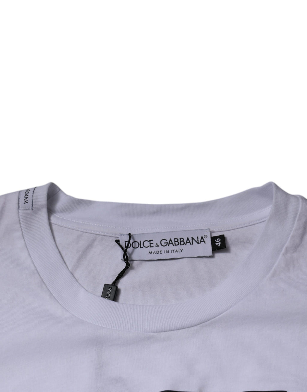 T-shirt blanc Dolce & Gabbana en coton avec logo DG, col rond et design classique.
