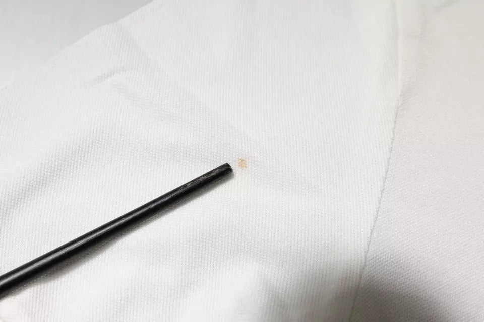Polo à col en coton blanc cassé Dolce & Gabbana avec broderie de couronne sur la poitrine, style élégant et décontracté.
