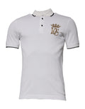 Polo blanc en coton Dolce & Gabbana avec col et couronne brodés, élégant et casual, porté sur un mannequin.