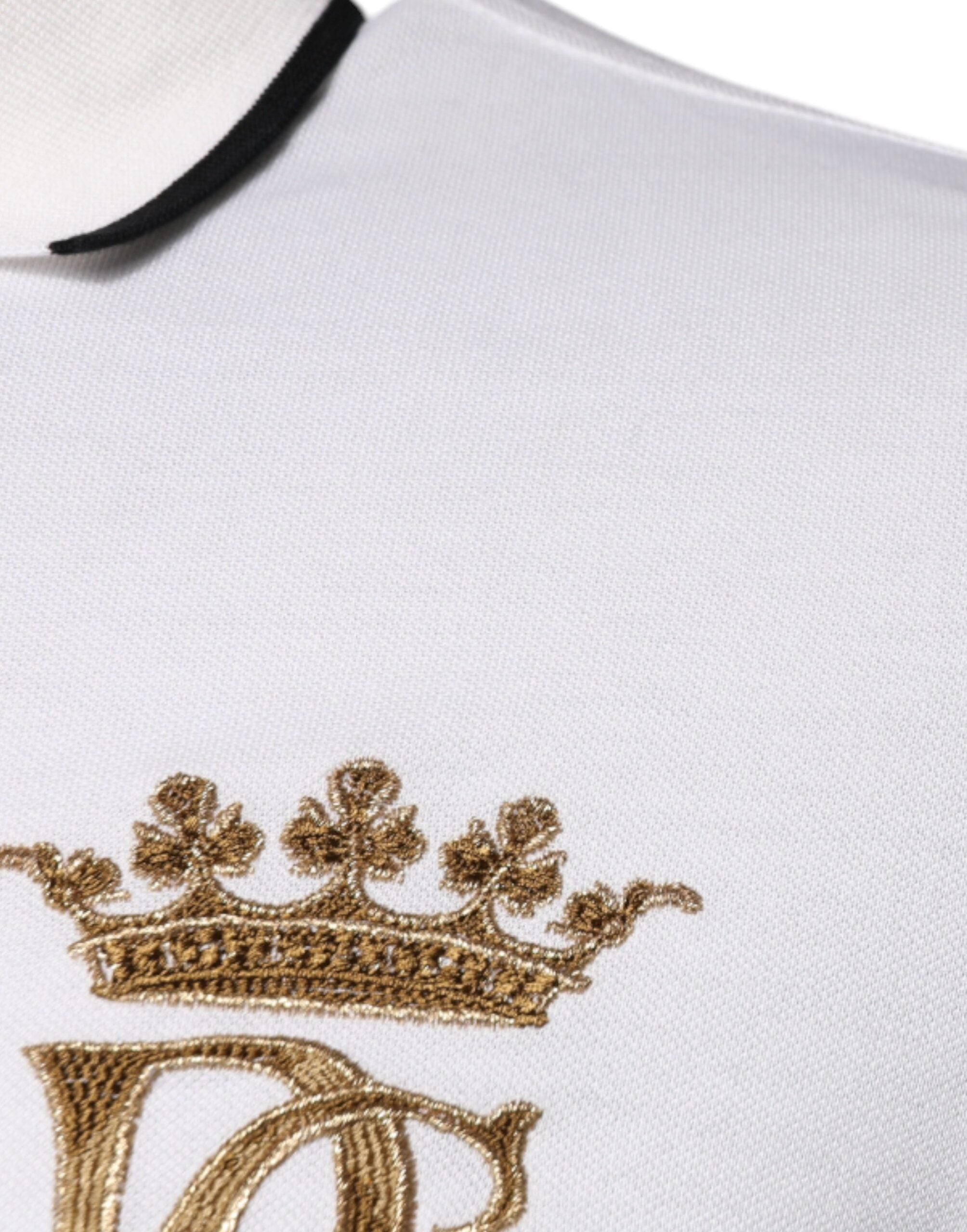 Polo à col en coton blanc avec couronne Dolce & Gabbana, style élégant et décontracté, logo visible sur la poitrine.