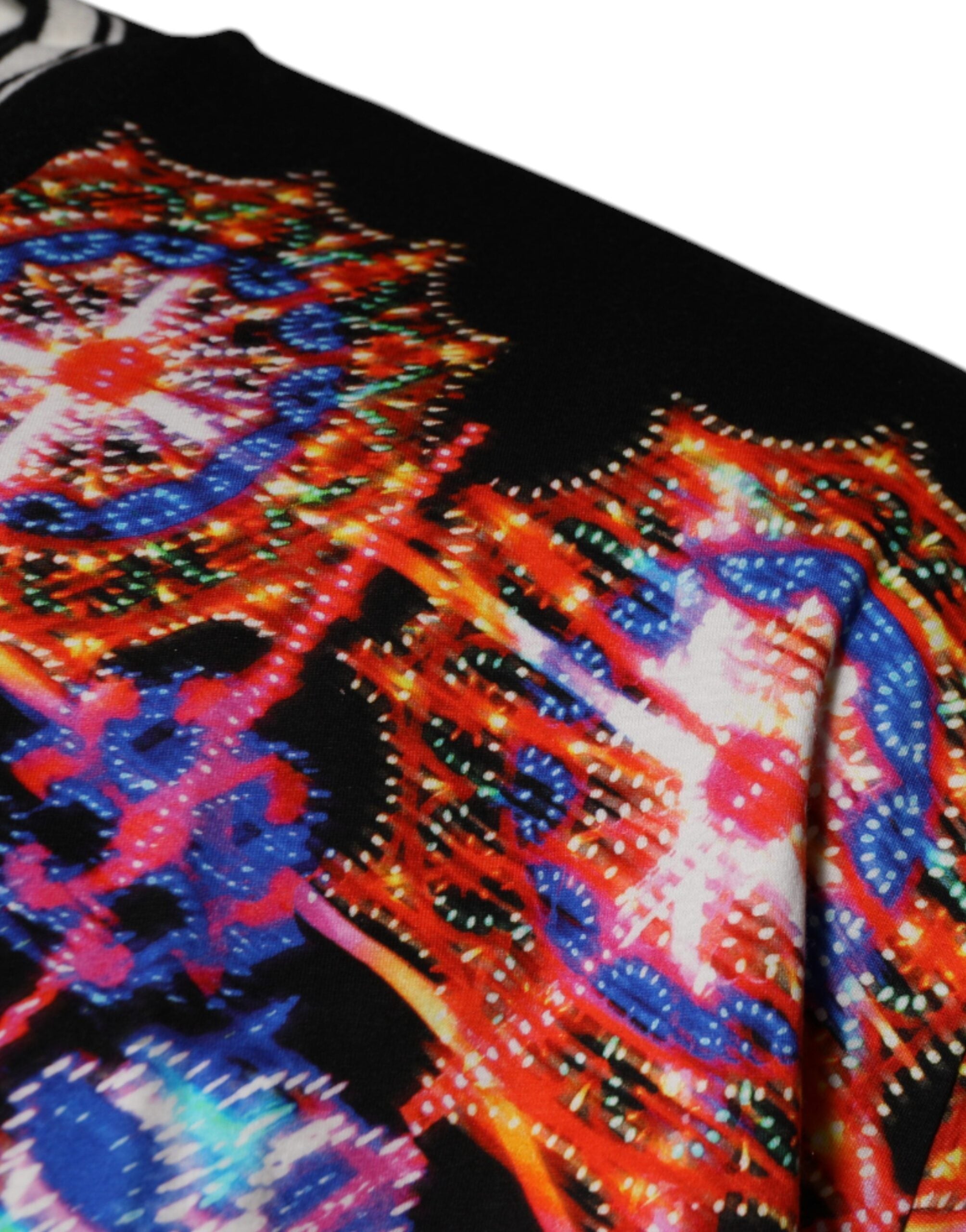 T-shirt homme Dolce & Gabbana à manches courtes avec motif kaléidoscope multicolore, style moderne et vibrant.