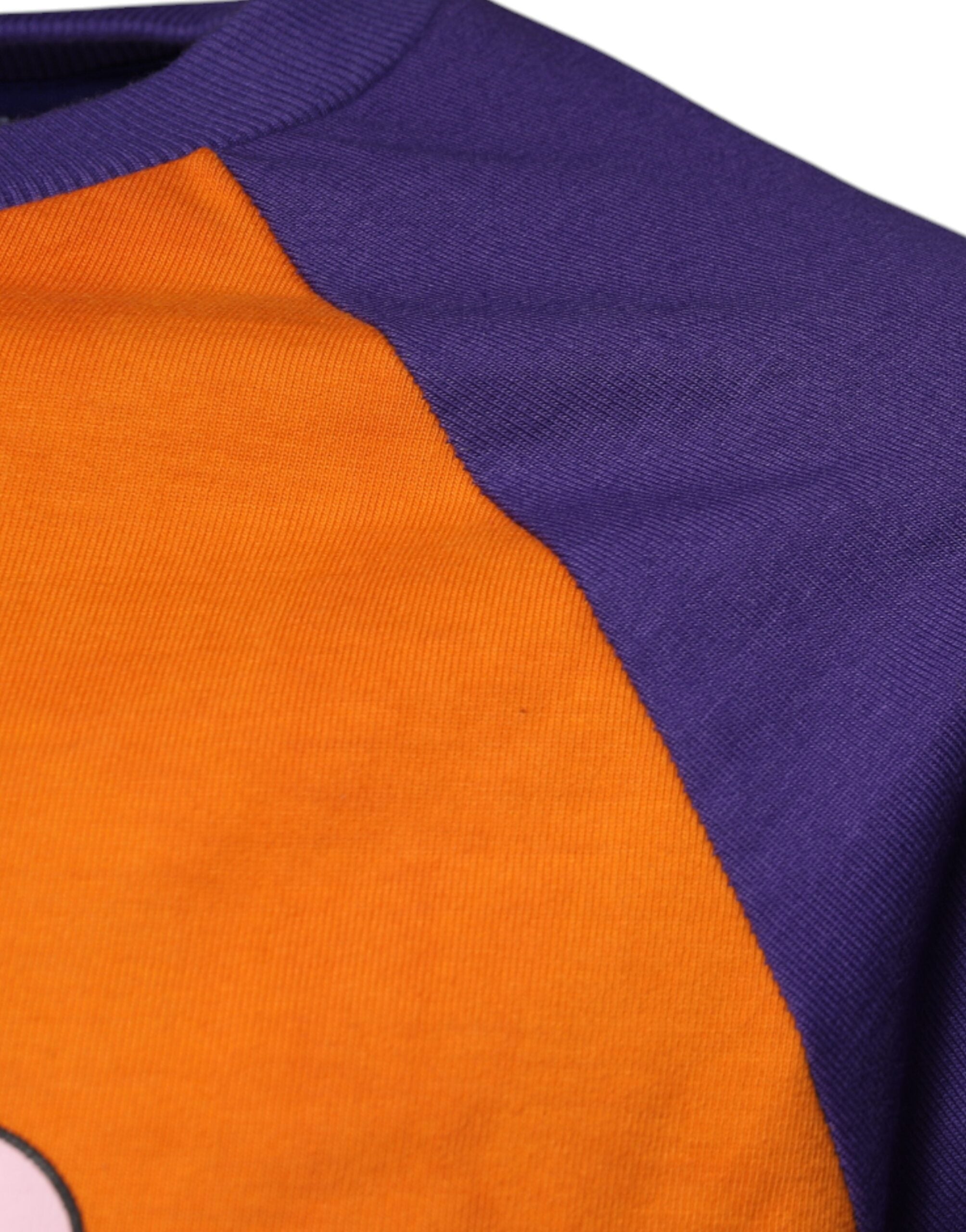 T-shirt Dolce & Gabbana à manches courtes avec imprimé graphique orange et violet, style moderne et coloré.