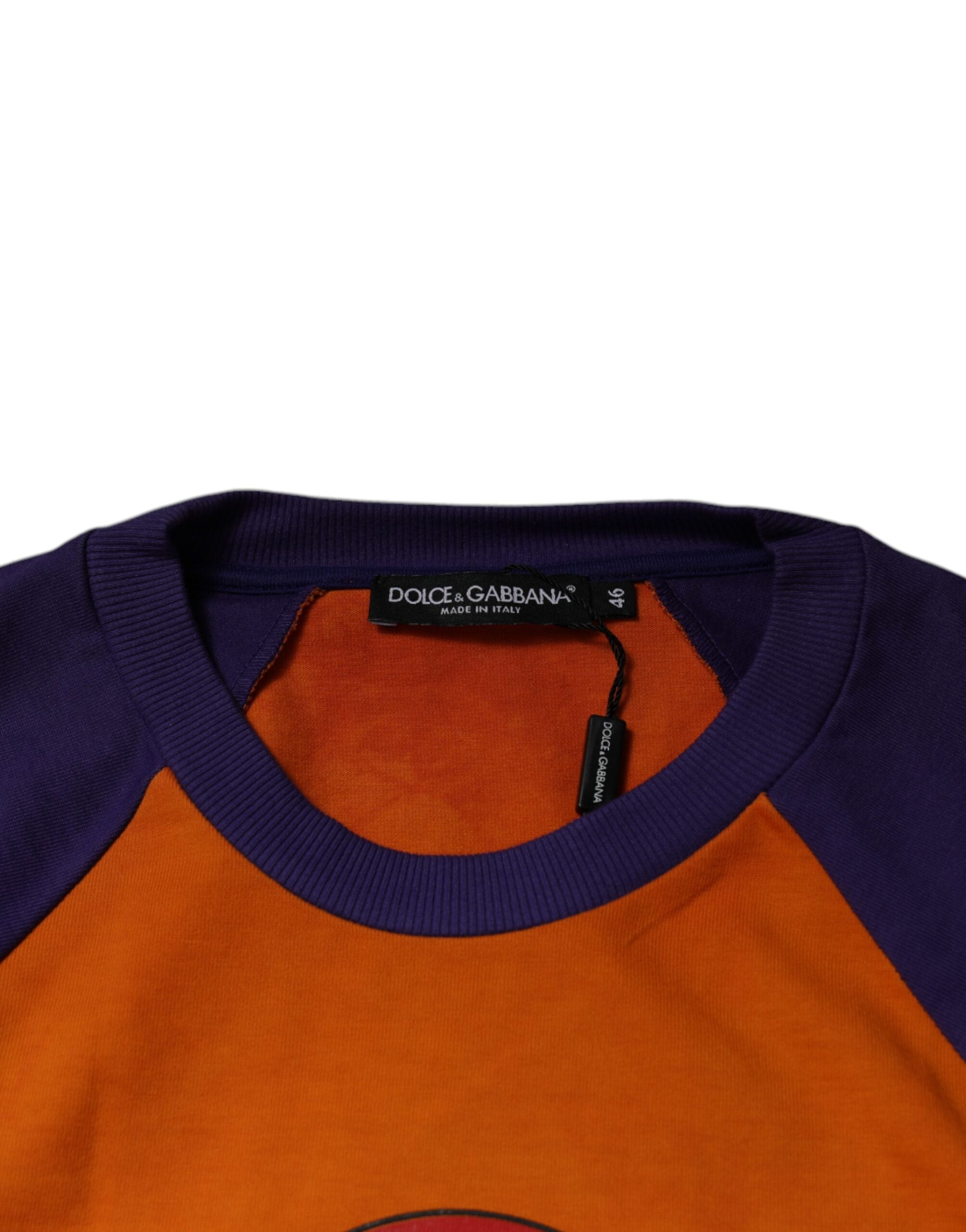 T-shirt à manches courtes Dolce & Gabbana avec imprimé graphique orange et violet, style moderne et tendance.