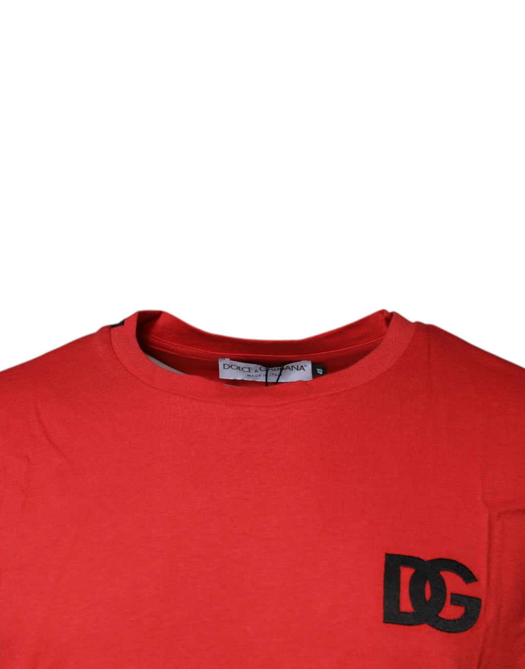 T-shirt en coton rouge Dolce & Gabbana avec logo DG, col rond, vue rapprochée sur le design et la texture du tissu.