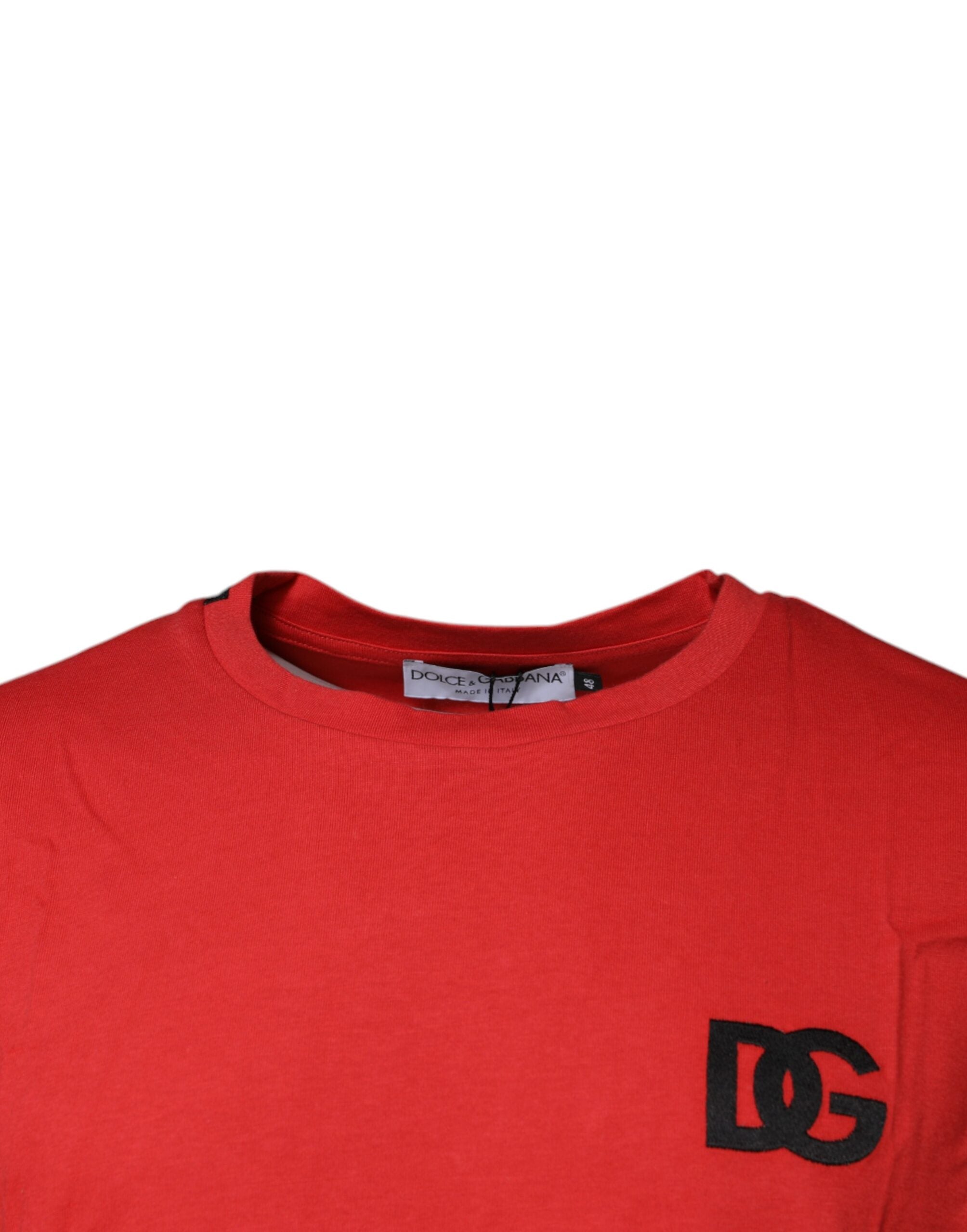 T-shirt en coton rouge Dolce & Gabbana avec logo DG, col rond, vue rapprochée sur le design et la texture du tissu.