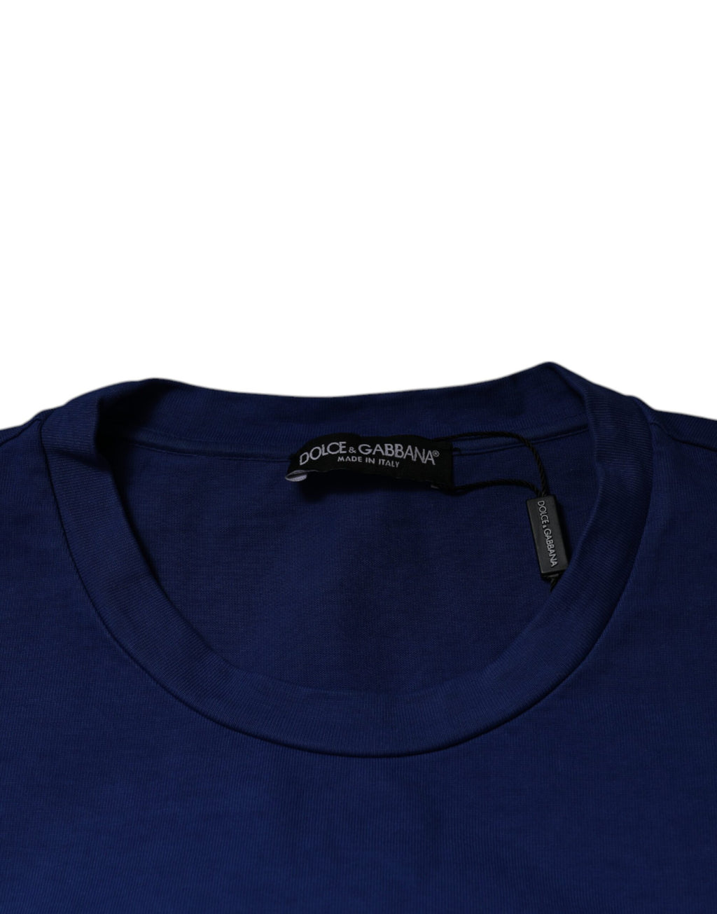 T-shirt en coton à col rond Dolce & Gabbana avec imprimé graphique bleu, visible avec design coloré et détails modernes.
