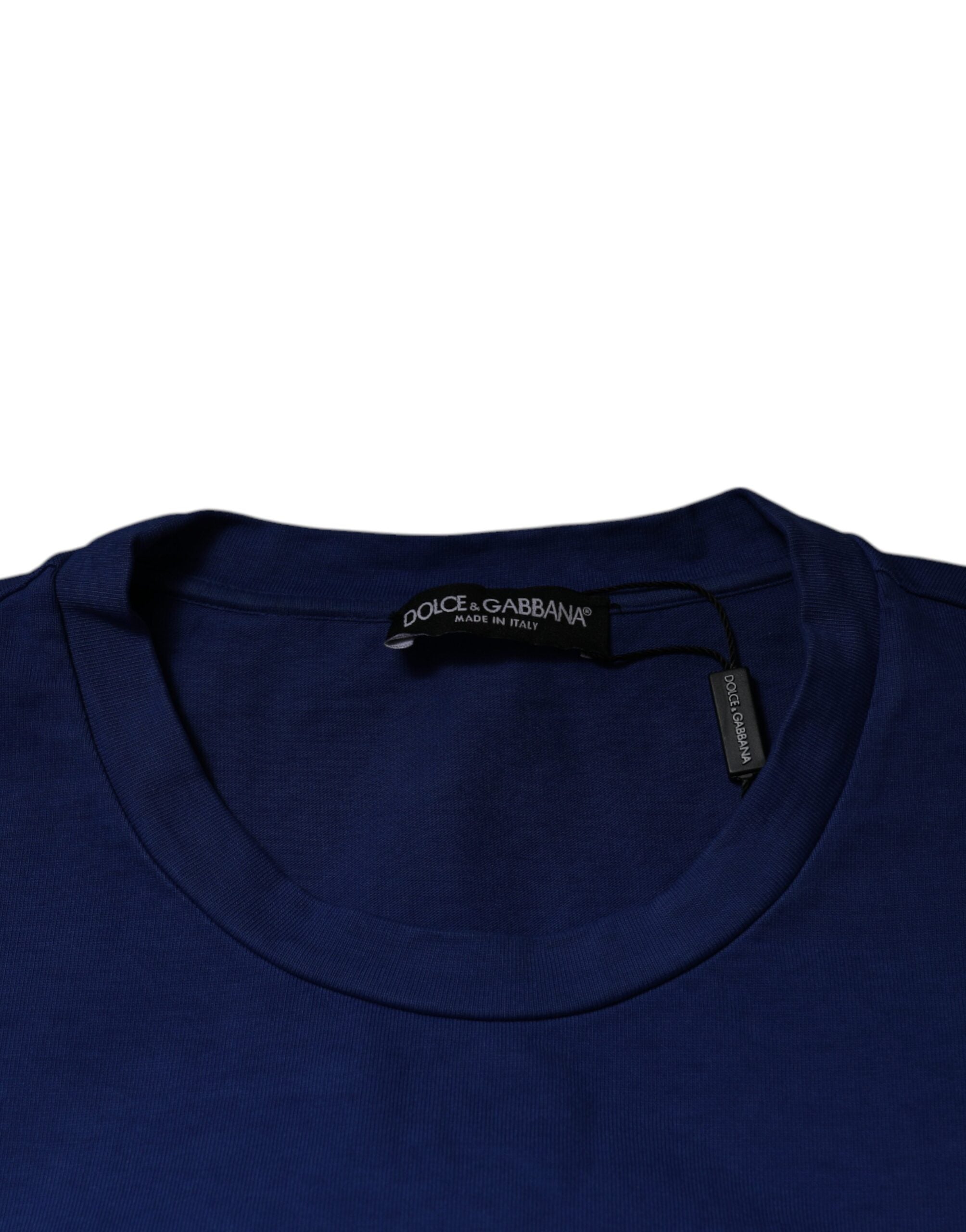 T-shirt en coton à col rond Dolce & Gabbana avec imprimé graphique bleu, visible avec design coloré et détails modernes.