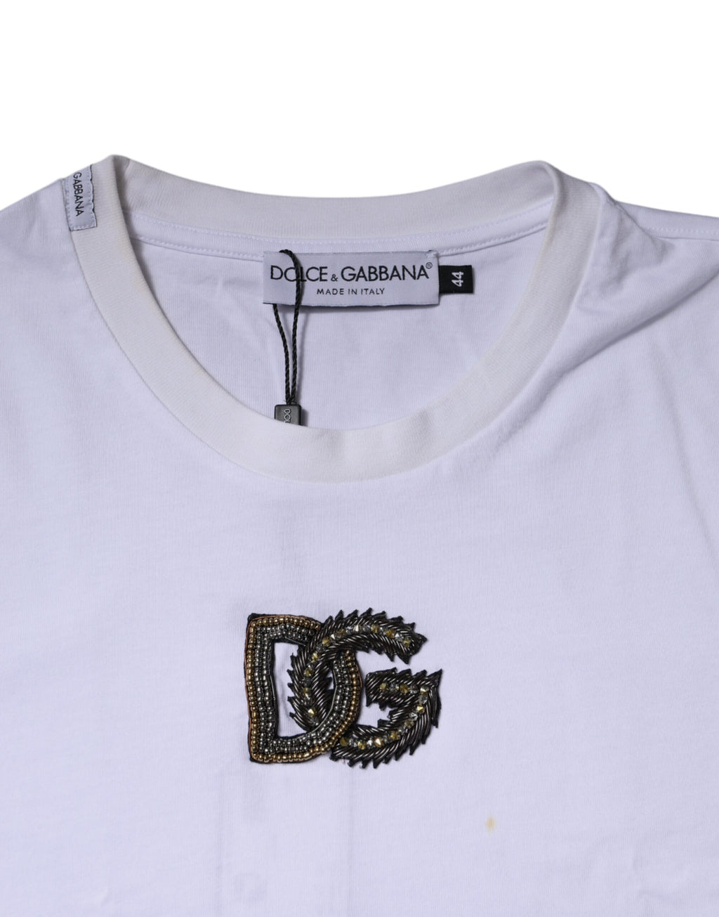 T-shirt blanc en coton Dolce & Gabbana avec logo DG, col rond et design confortable visible sur l'image.