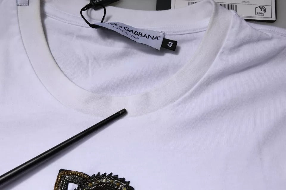 T-shirt blanc Dolce & Gabbana en coton avec logo DG, col rond, style décontracté, visible sur l'image.