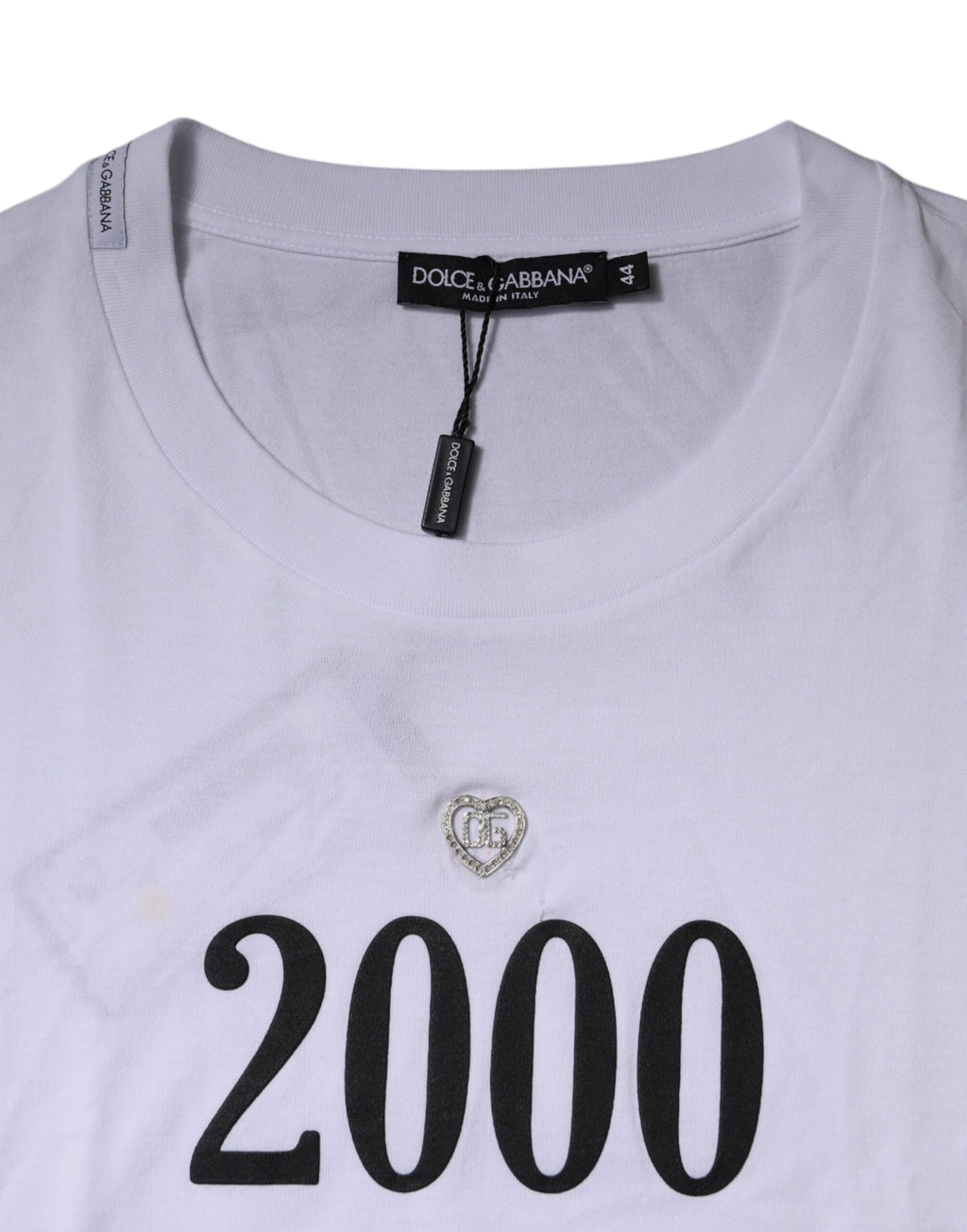 T-shirt en coton blanc Dolce & Gabbana avec motif graphique, col rond et design élégant visible sur l'image.
