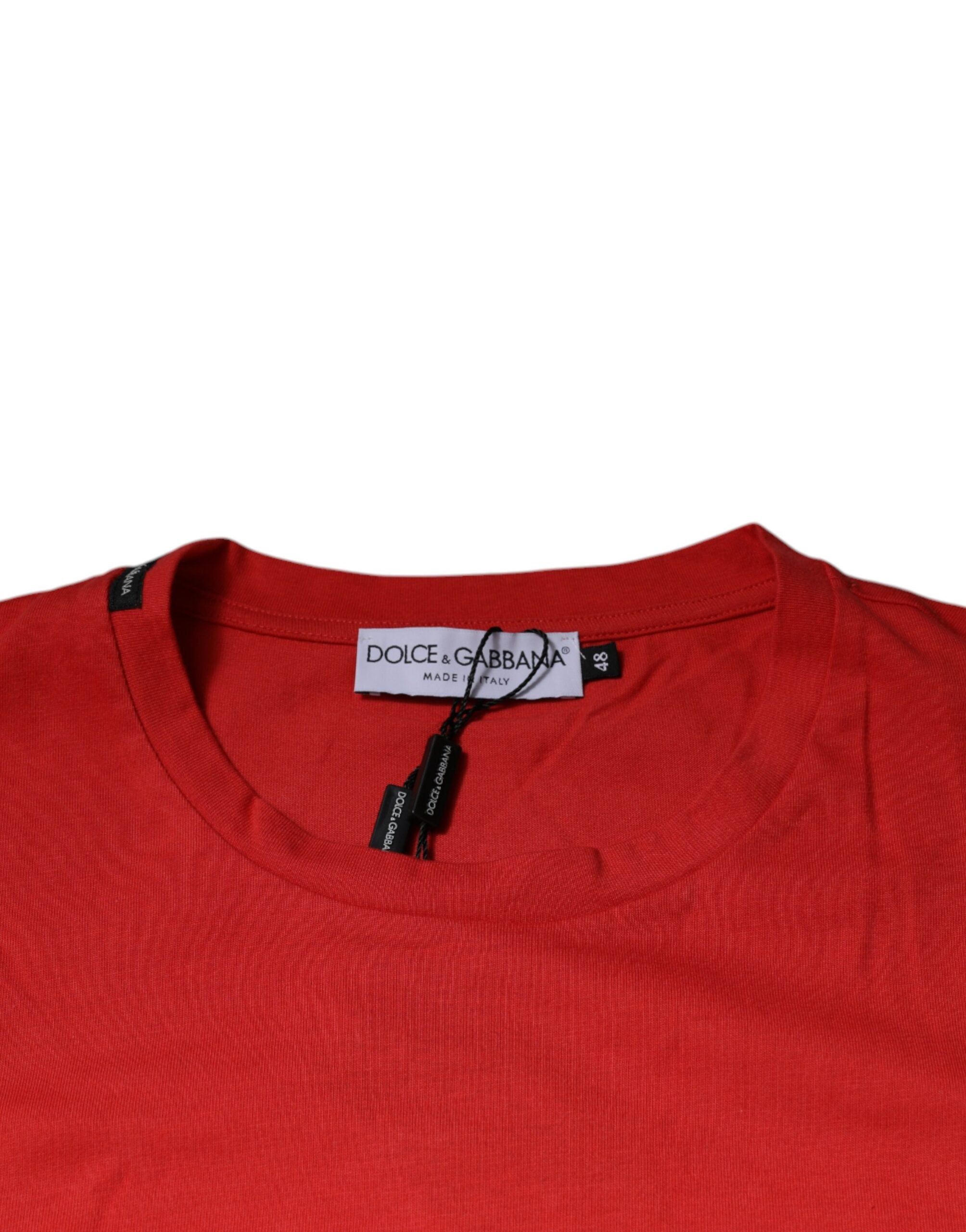T-shirt en coton rouge Dolce & Gabbana avec logo DG, col rond, visible en gros plan.
