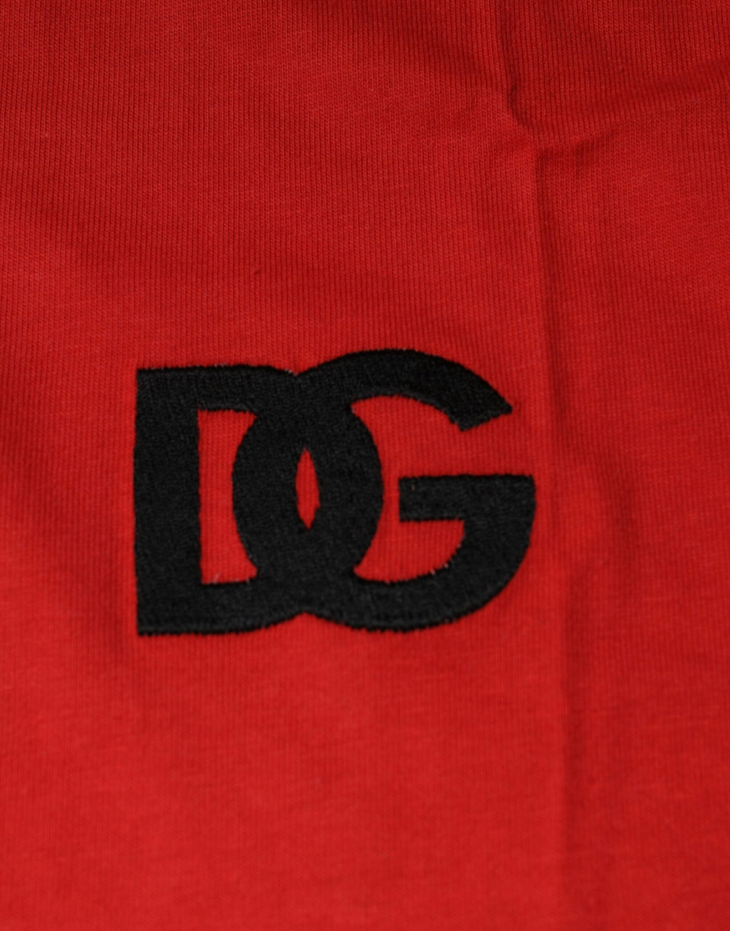 T-shirt en coton rouge Dolce & Gabbana avec logo DG, col rond, vue de face, détails du design visible.