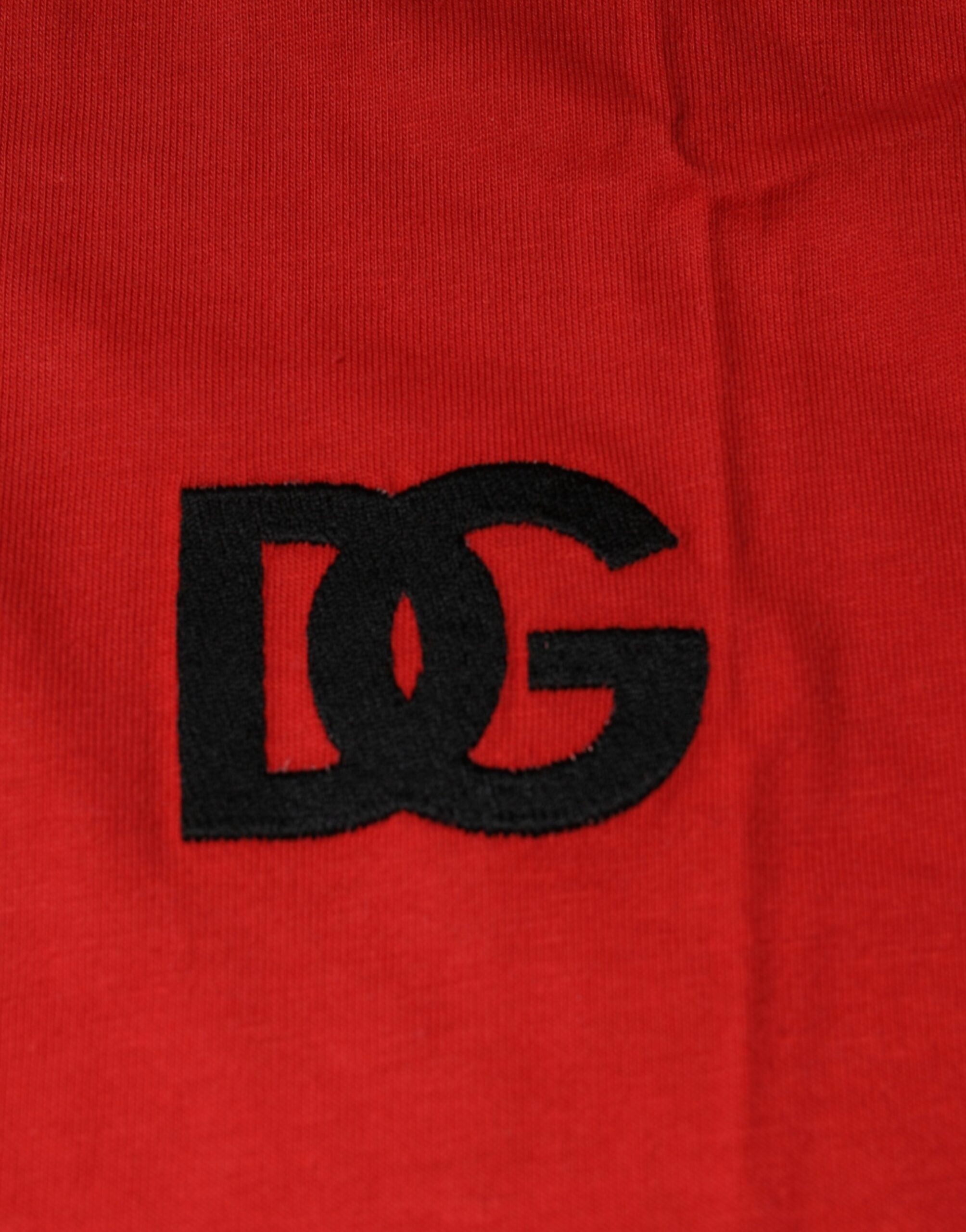 T-shirt en coton rouge Dolce & Gabbana avec logo DG, col rond, vue de face, détails du design visible.