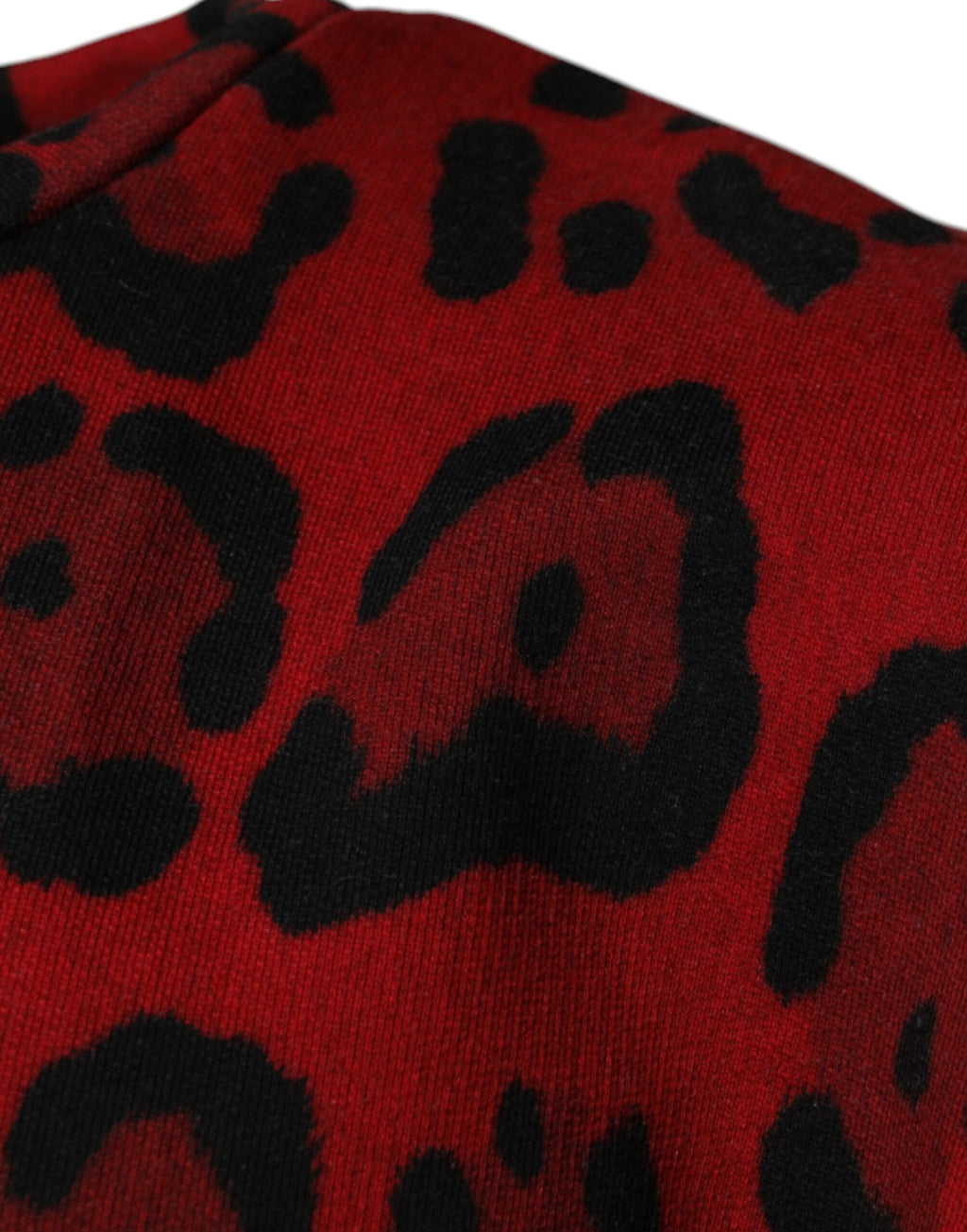 T-shirt sans manches en coton rouge à imprimé léopard de Dolce & Gabbana, mode audacieuse et tendance.
