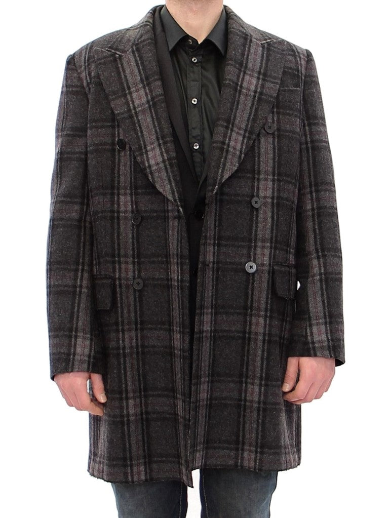 Manteau gris à double boutonnage de Dolce & Gabbana, veste élégante en tissu chaud, vue frontale.