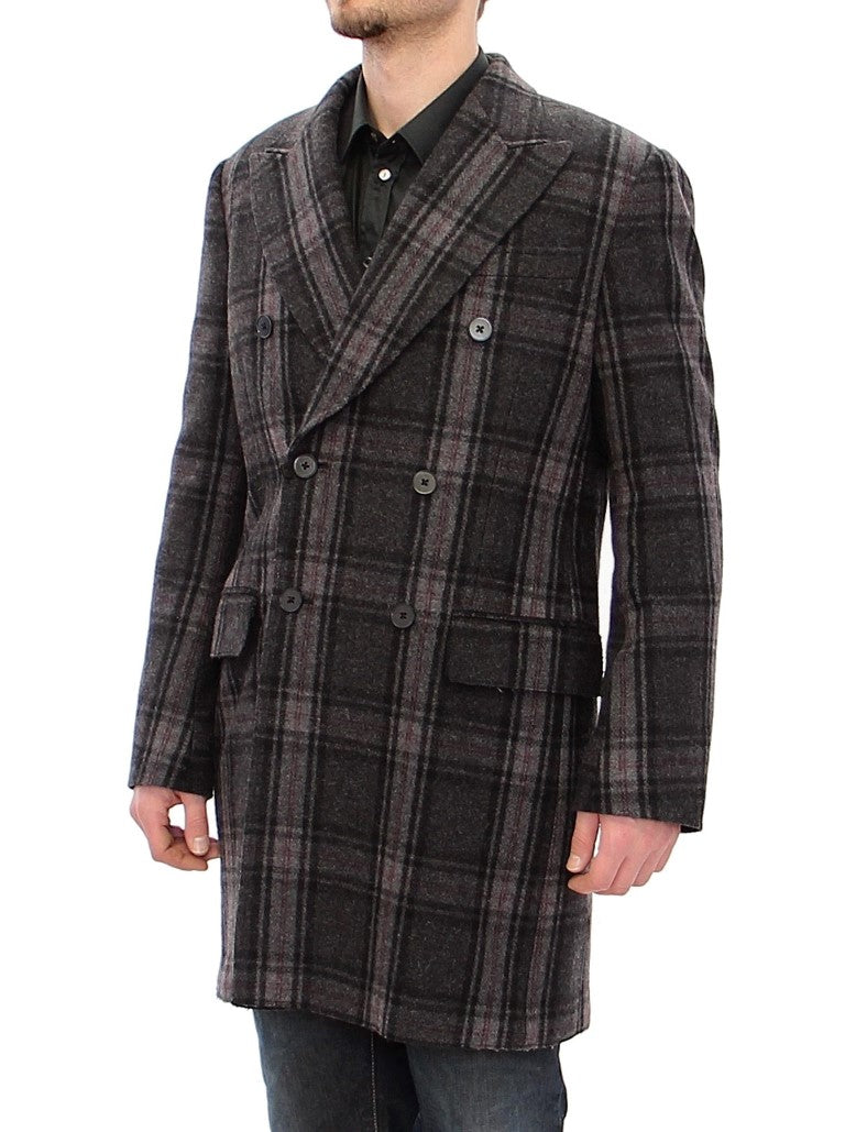 Manteau gris à double boutonnage de Dolce & Gabbana, veste élégante en tissu épais, détails sophistiqués et coupe classique.