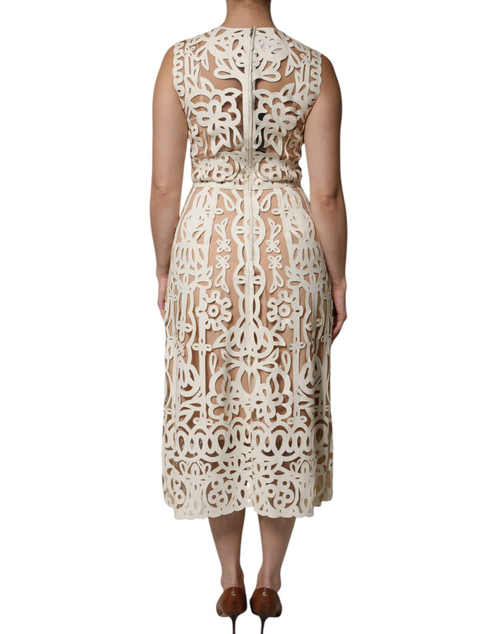 Robe midi en cuir blanc sans manches de Dolce & Gabbana avec découpes élégantes, ajustée et sophistiquée.
