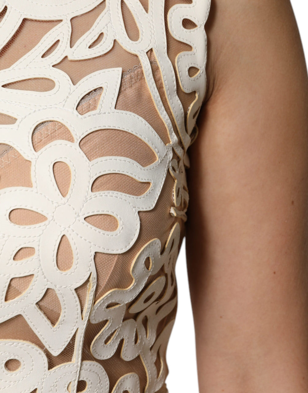 Robe midi sans manches en cuir blanc avec découpes de Dolce & Gabbana, élégante et sophistiquée, vue de face.