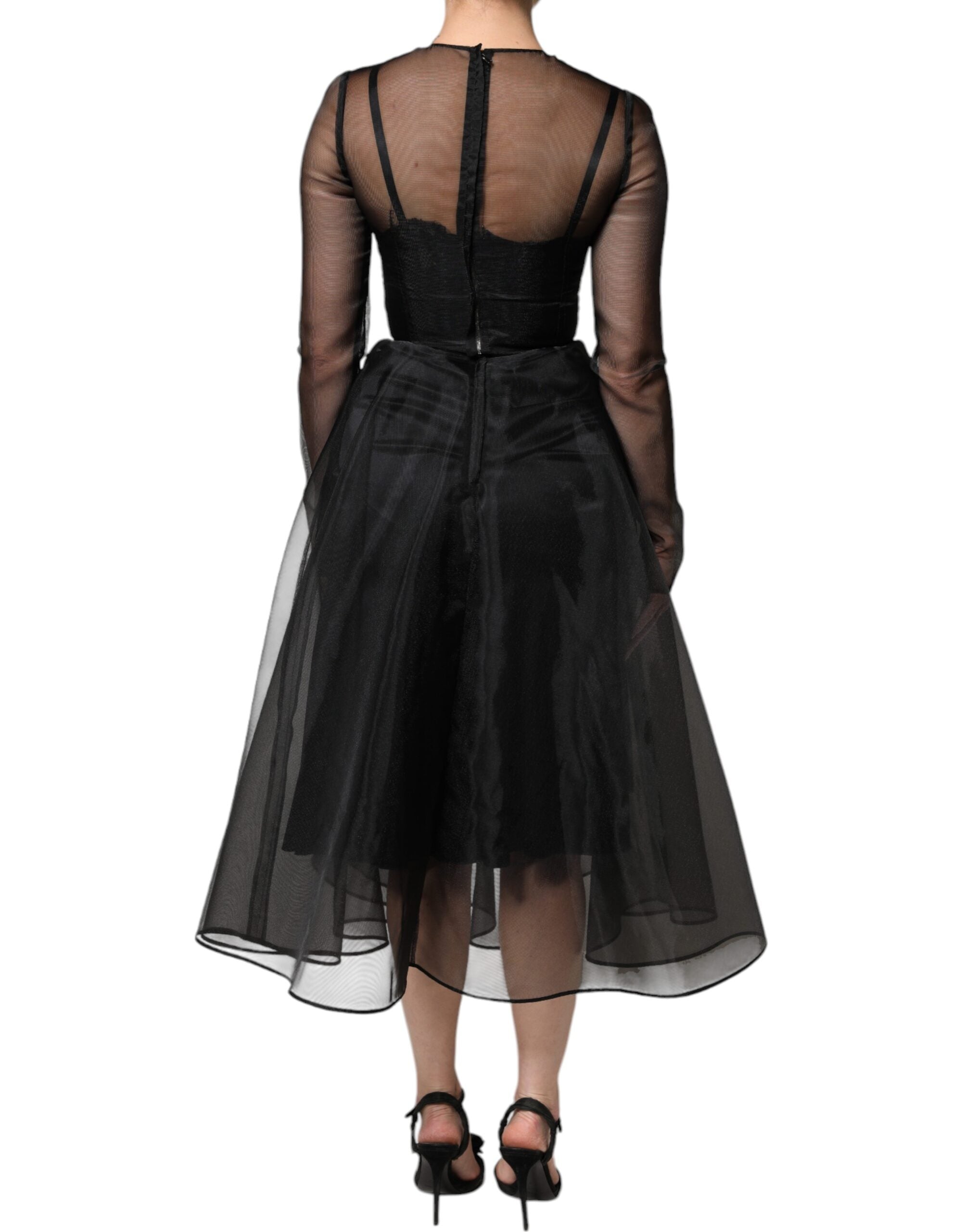 Robe de cocktail mi-longue noire en tulle de style A-line par Dolce & Gabbana, élégante et sophistiquée.