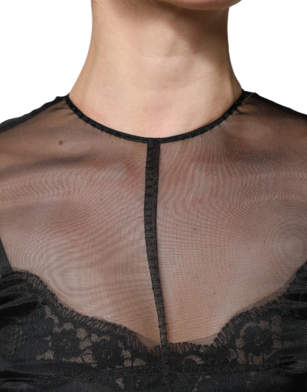 Robe de cocktail mi-longue en tulle noir de Dolce & Gabbana, coupe en ligne A, élégante et sophistiquée.