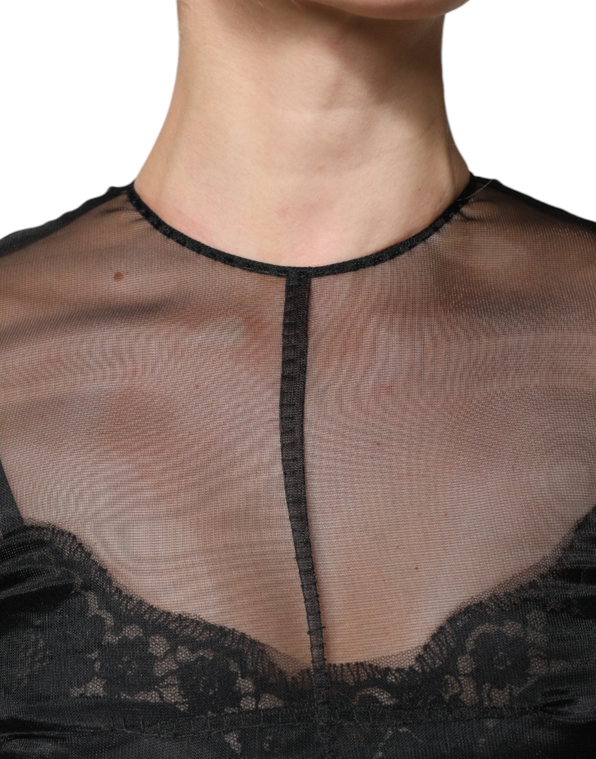 Robe de cocktail mi-longue en tulle noir de Dolce & Gabbana, coupe en ligne A, élégante et sophistiquée.