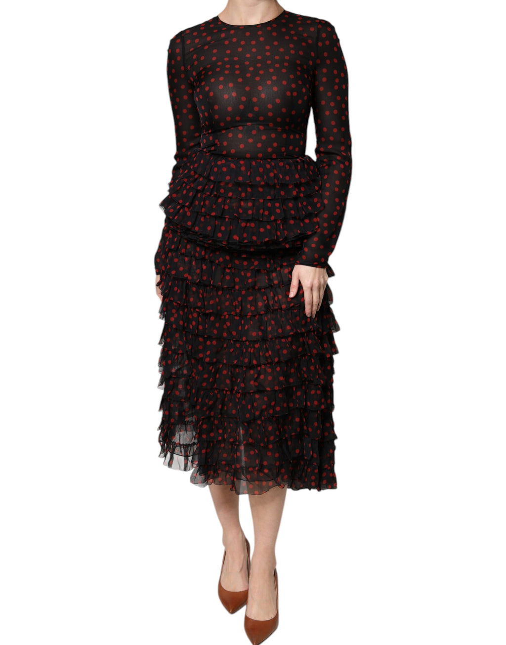 Robe midi en soie noire et rouge à pois, Dolce & Gabbana, avec superpositions élégantes et style sophistiqué.