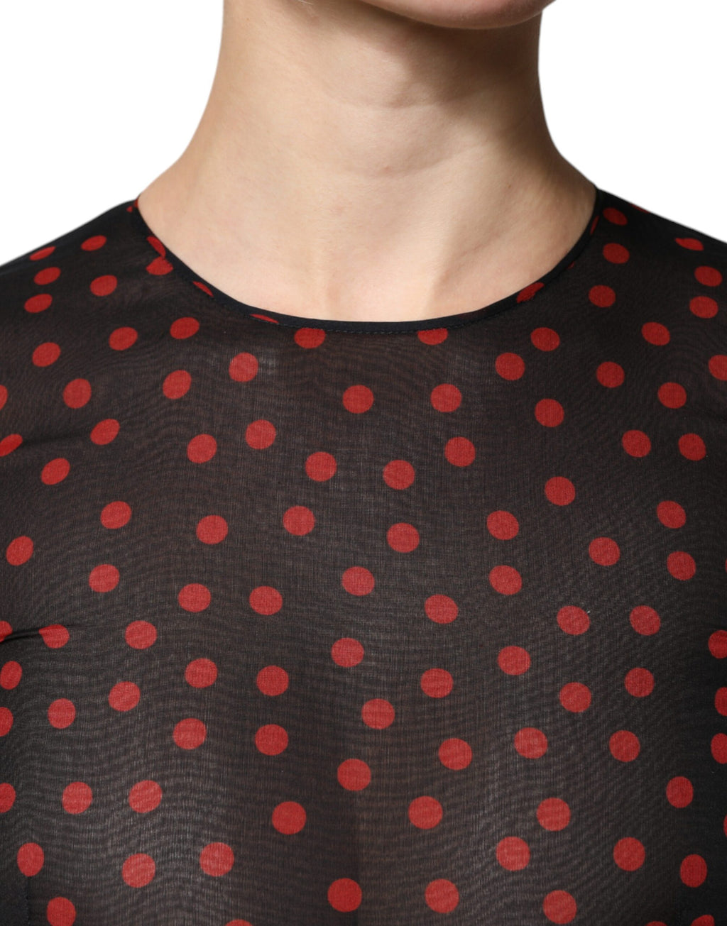 Robe mi-longue en soie noire et rouge à pois de Dolce & Gabbana, design élégant avec superpositions et détails raffinés.