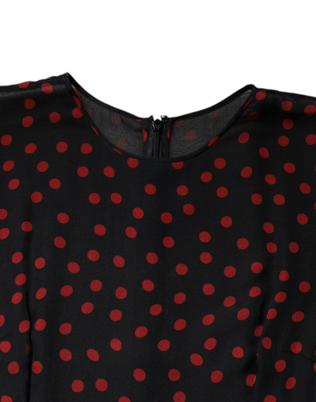 Robe midi en soie noire et rouge à pois Dolce & Gabbana avec superpositions élégantes, style sophistiqué et féminin.