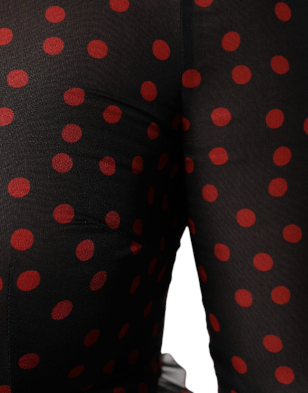 Robe midi en soie noire et rouge à pois, superposée, de la marque Dolce & Gabbana, avec design élégant et fluide.