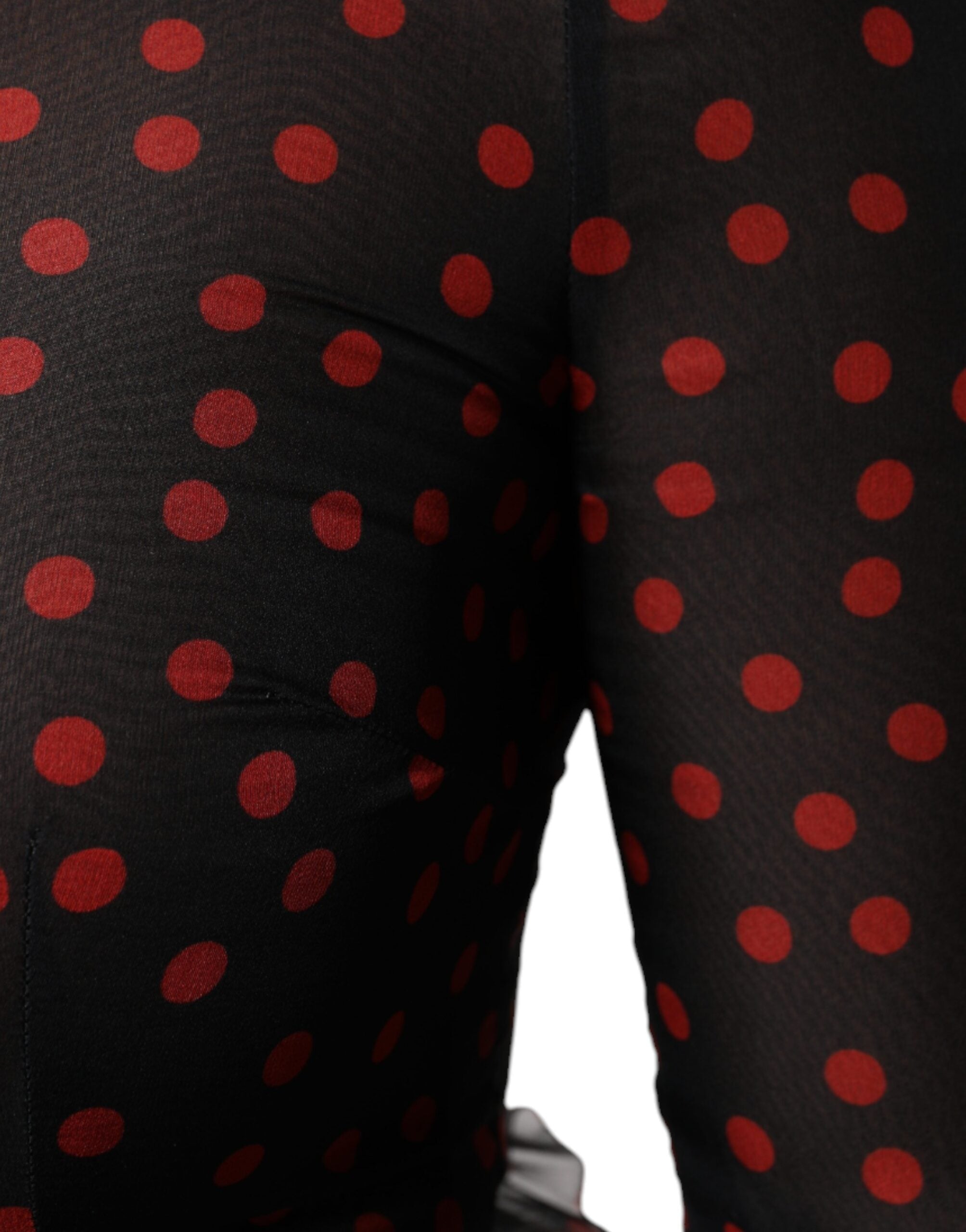 Robe midi en soie noire et rouge à pois, superposée, de la marque Dolce & Gabbana, avec design élégant et fluide.