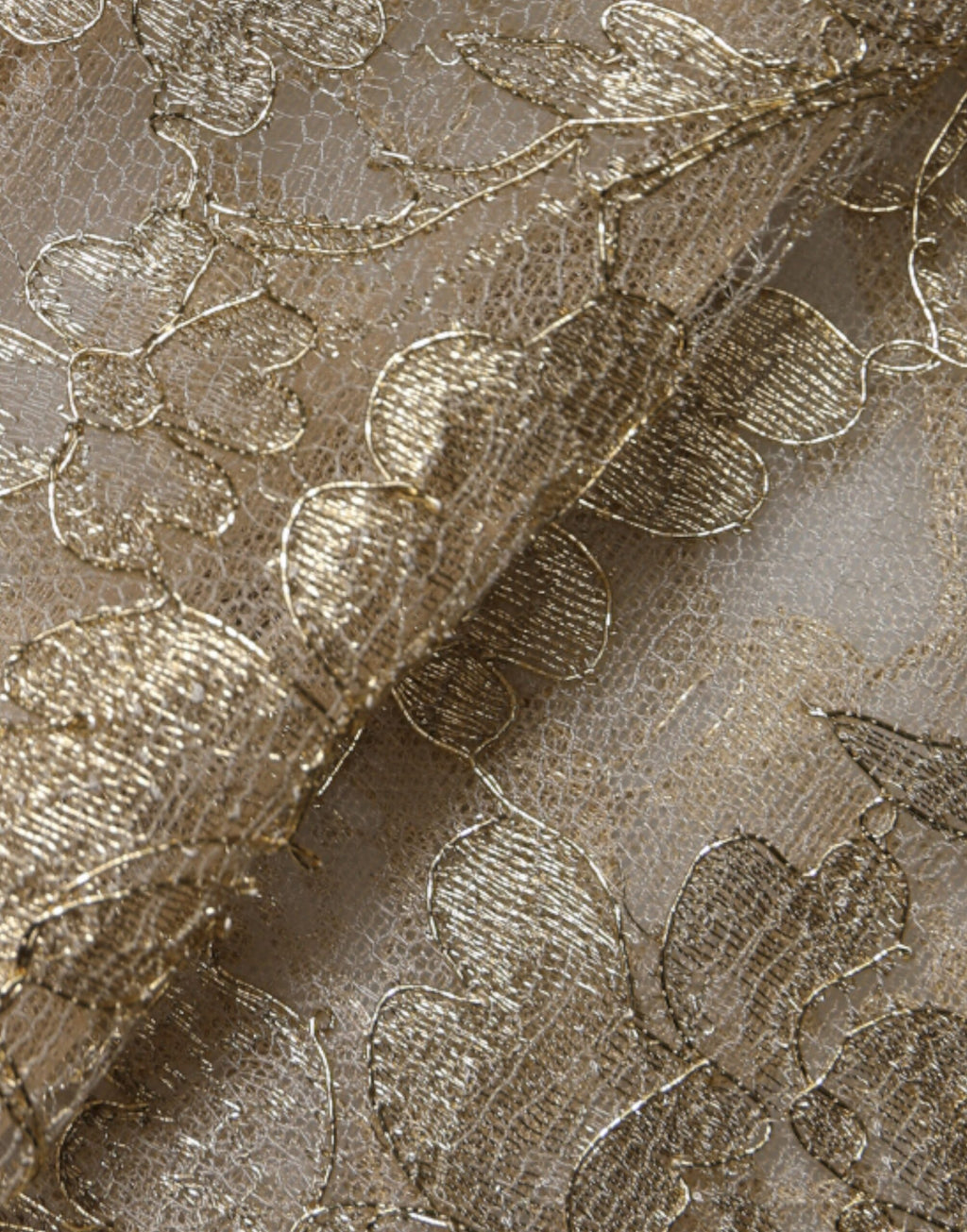Robe courte en dentelle florale dorée de Dolce & Gabbana, coupe évasée en ligne A, élégante et sophistiquée.