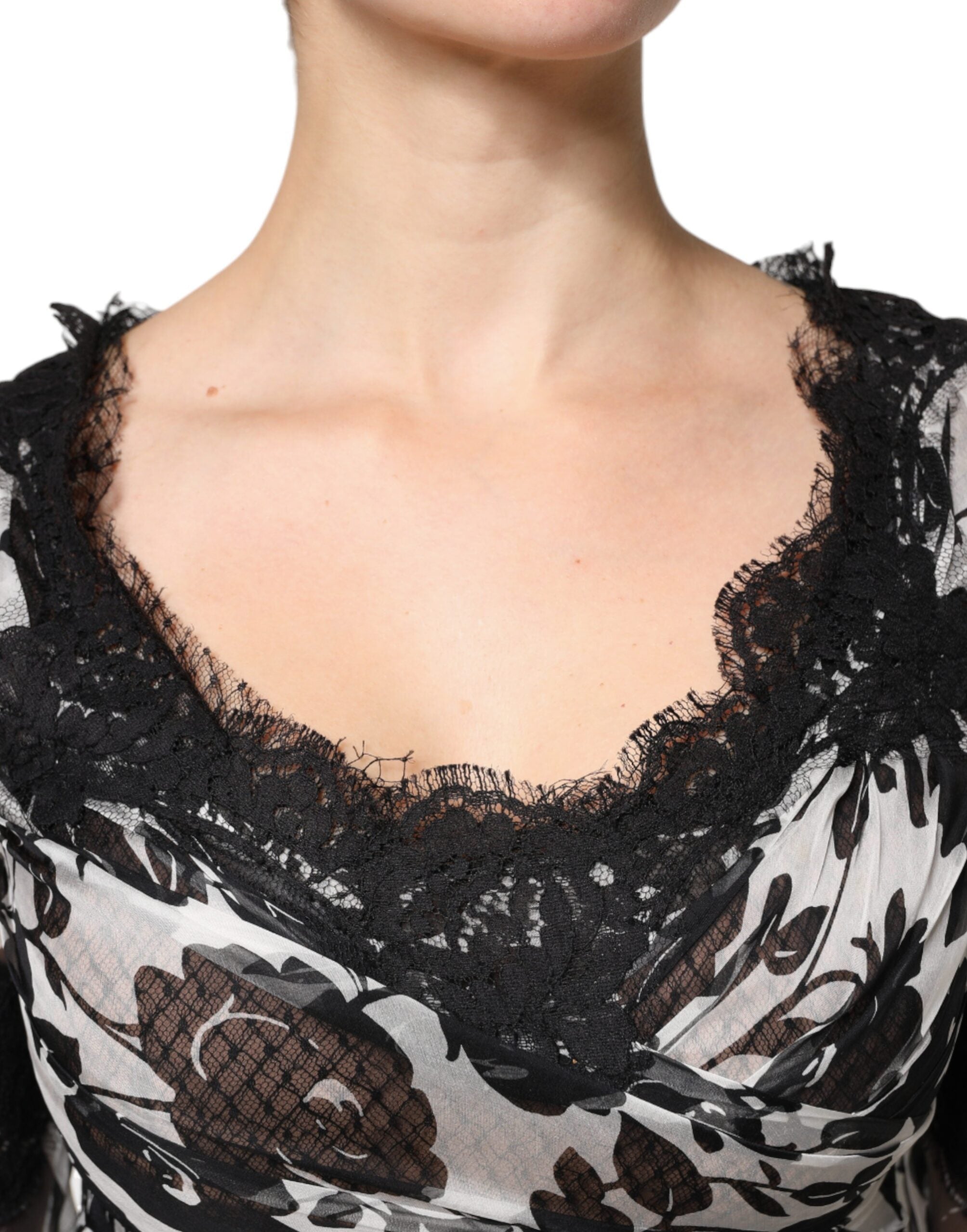 Robe longue Dolce & Gabbana en soie noire avec broderie florale en dentelle et ricamo, robe de soirée élégante et sophistiquée.
