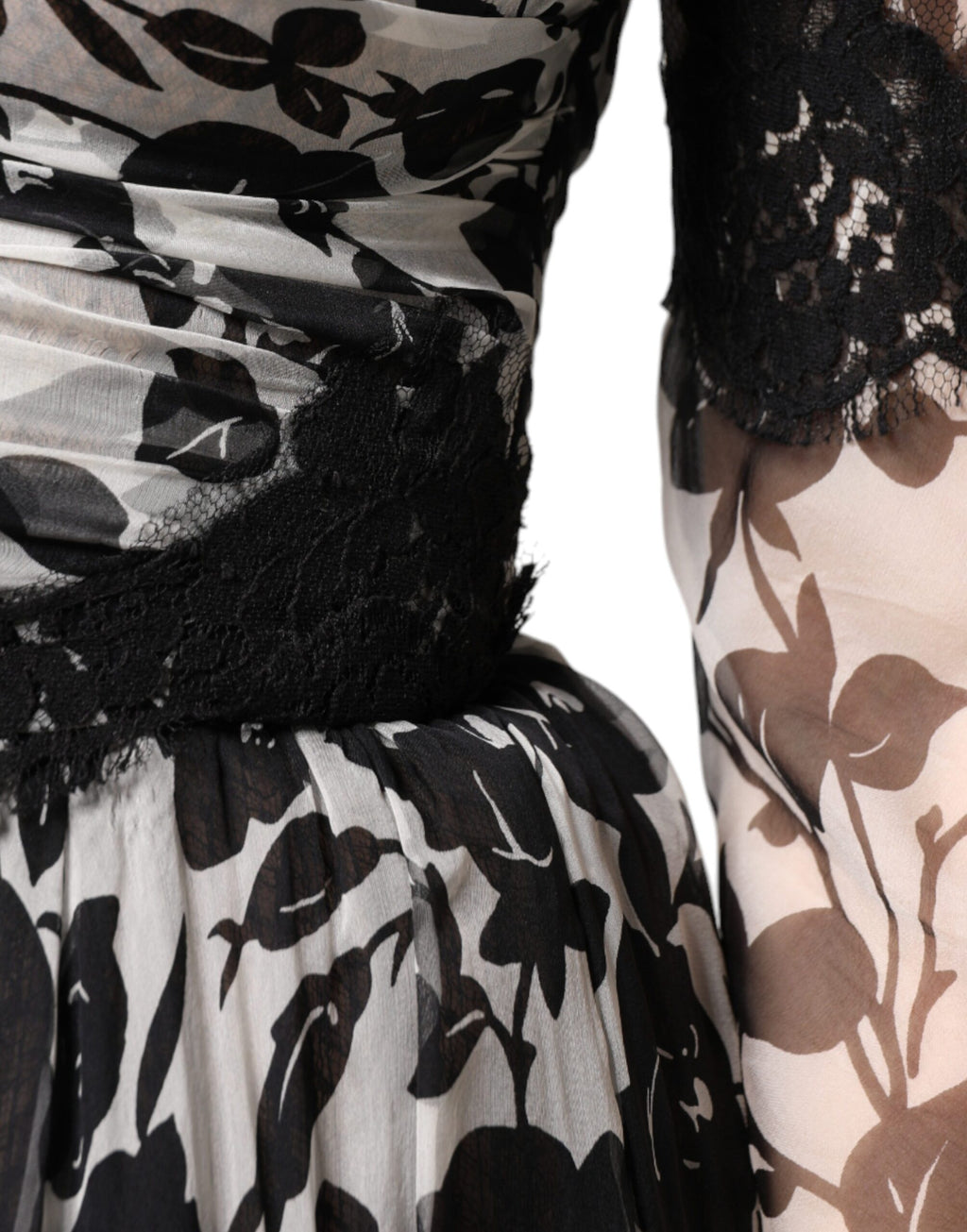 Robe longue maxi en soie noire Dolce & Gabbana avec broderie florale en dentelle et ricamo, élégance sophistiquée.