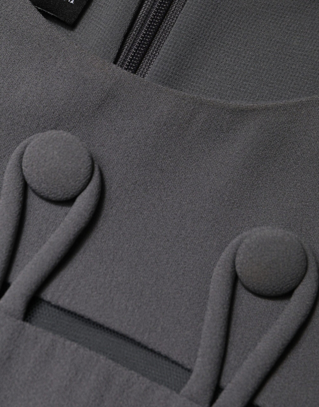 Robe mini gris sans manches à col rond de la marque Emporio Armani, coupe en A, vue de face.